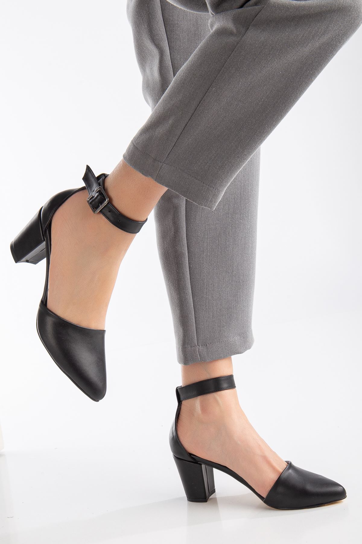 Lottis Siyah Cilt Detaylı Topuklu Kadın Ayakkabı 