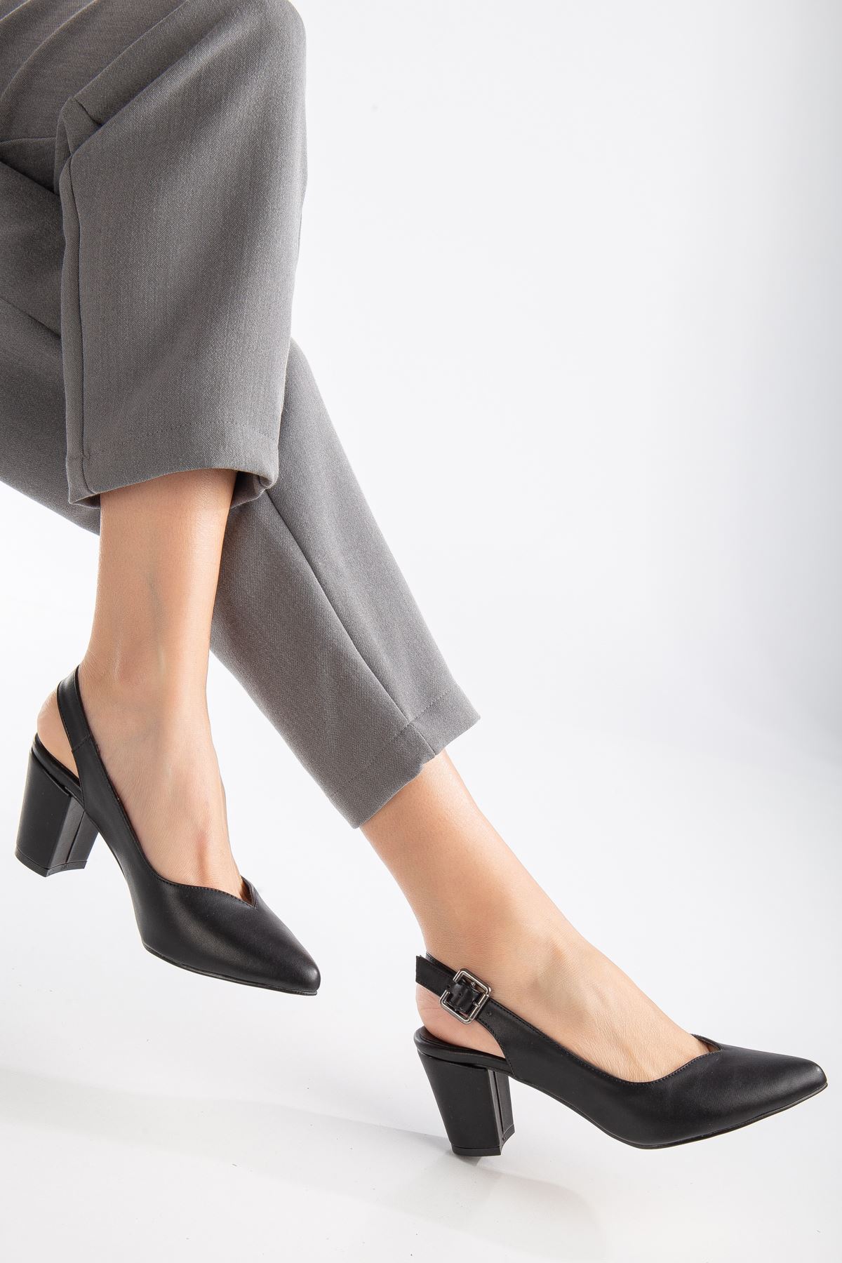 Milika Siyah Cilt Sivri Burunlu Topuklu Kadın Ayakkabı