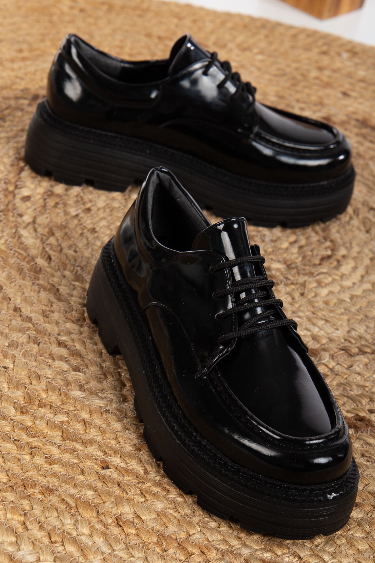 Strencio Bağcık Detaylı Siyah Rugan Kadın Şık Günlük Ayakkabı 