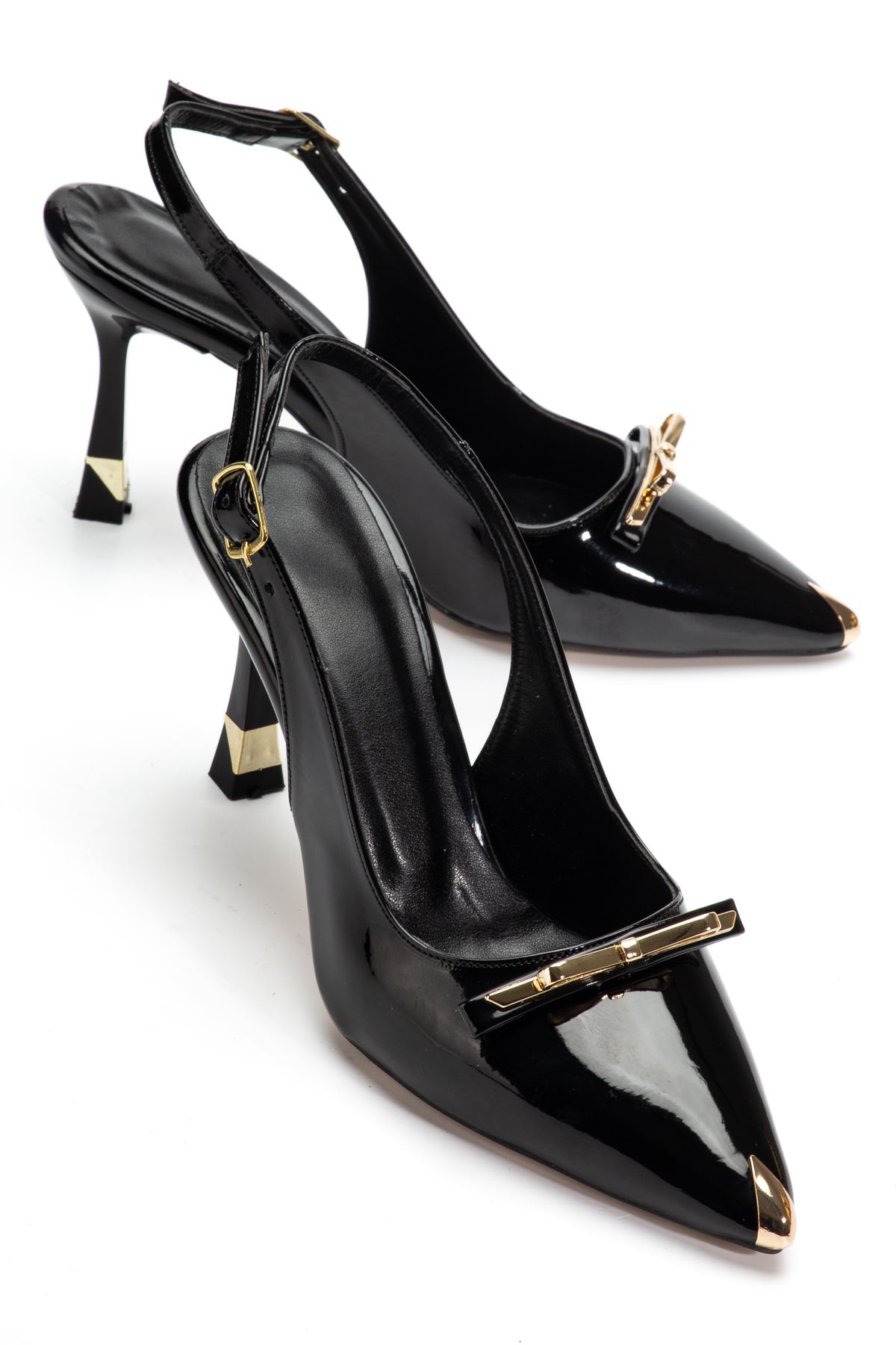 Kadın Siyah Rugan Gold Aksesuarlı Özel Tasarım İnce Topuklu Ayakkabı