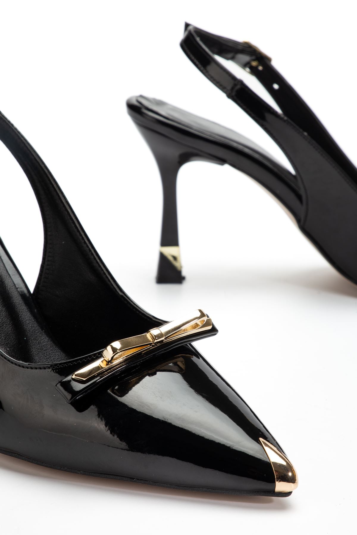 Kadın Siyah Rugan Gold Aksesuarlı Özel Tasarım İnce Topuklu Stiletto