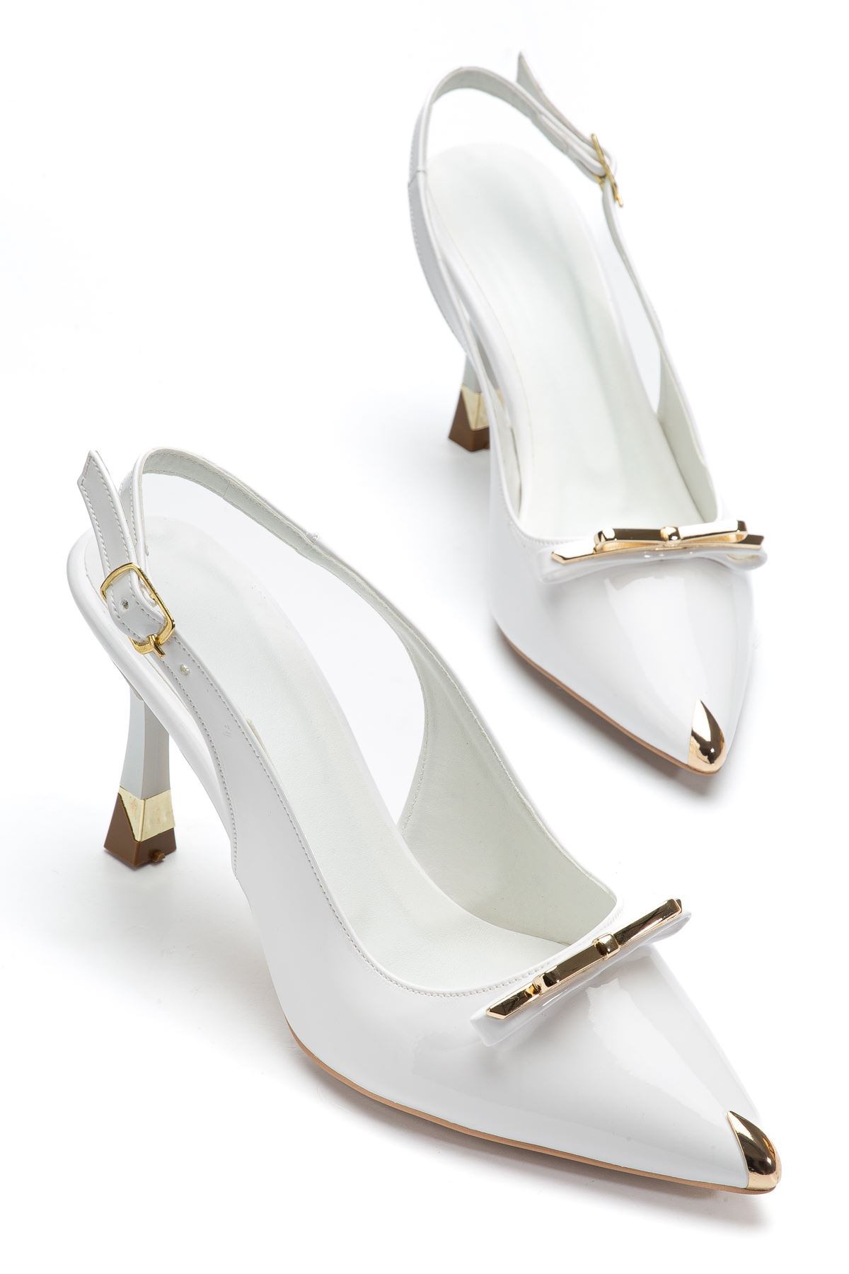 Kadın Beyaz Rugan Gold Aksesuarlı Özel Tasarım İnce Topuklu Ayakkabı
