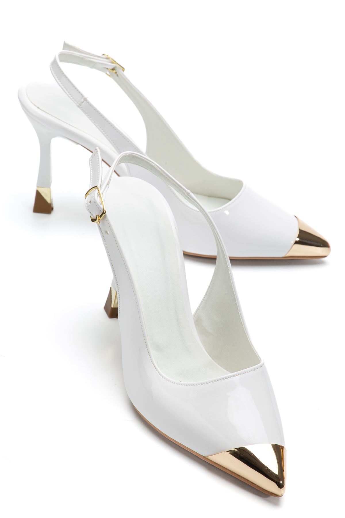 Kadın Beyaz Rugan Gold Burun Detaylı Özel Tasarım İnce Topuklu Ayakkabı