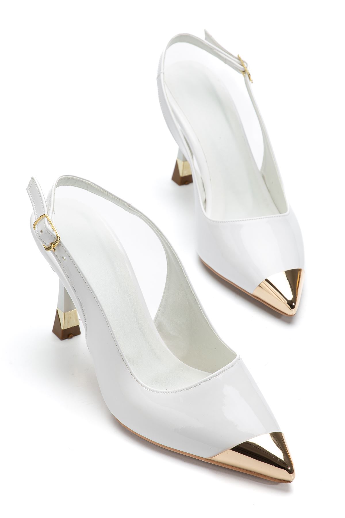 Kadın Beyaz Rugan Gold Burun Detaylı Özel Tasarım İnce Topuklu Ayakkabı