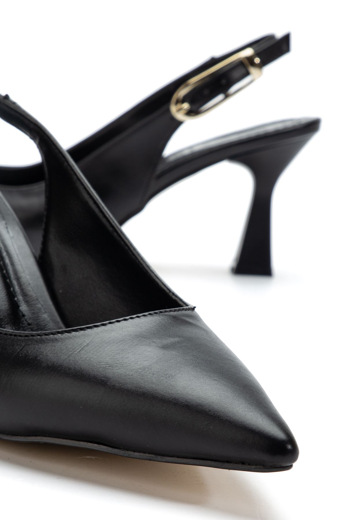 Kadın Siyah Cilt Arka Açık Sivri İnce Topuklu Ayakkabı  