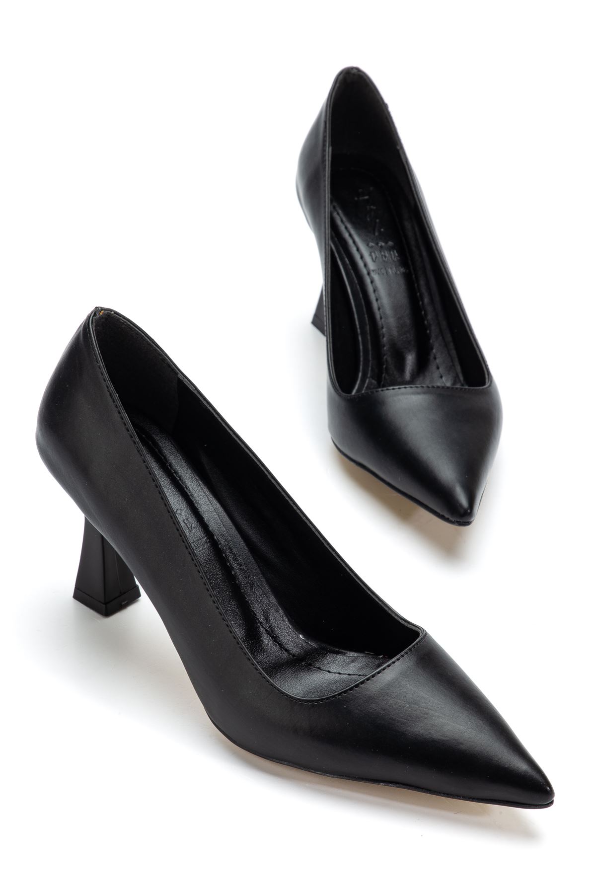 Kadın Siyah Cilt Sivri Burun İnce Topuklu Stiletto 