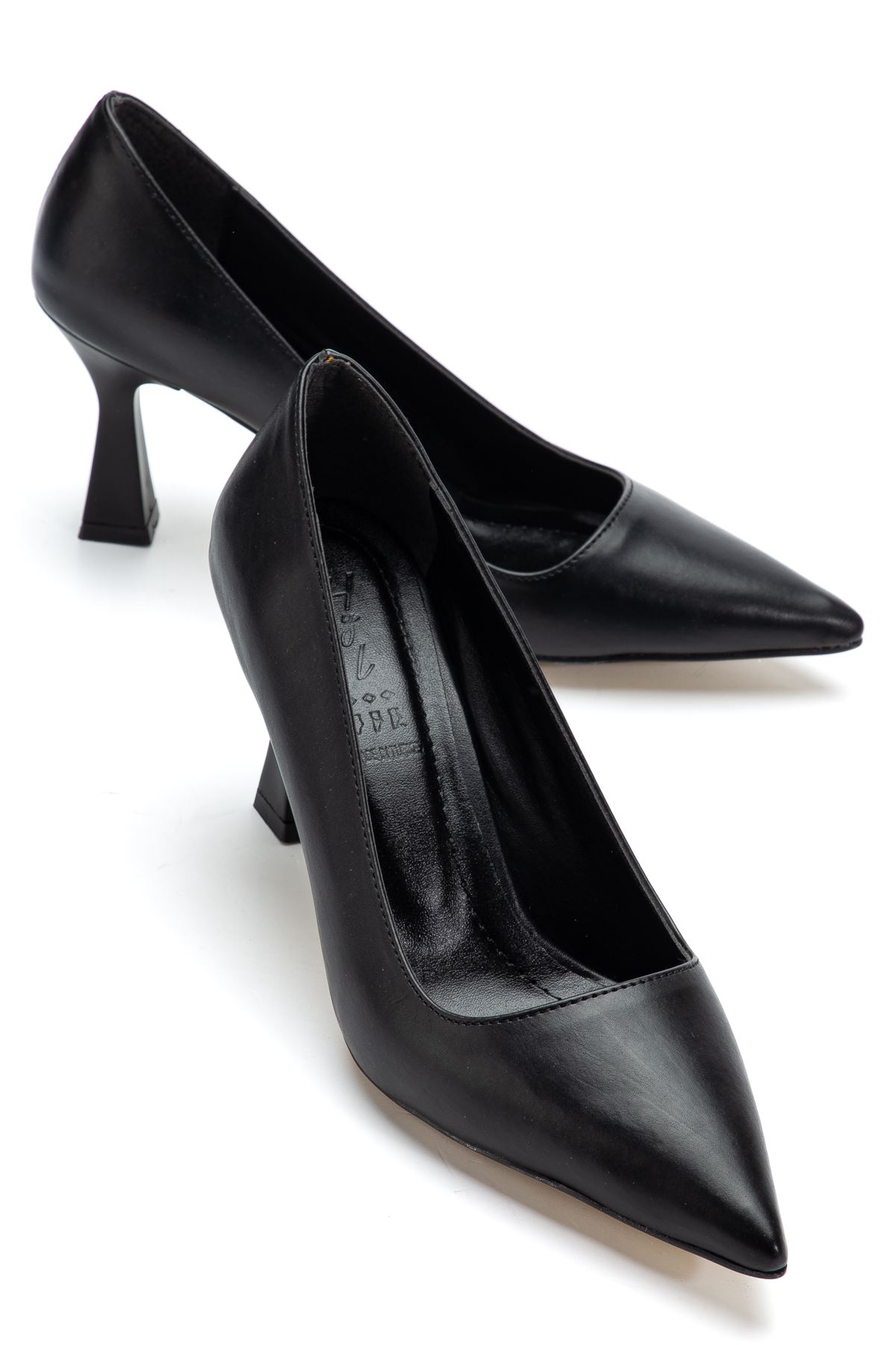 Kadın Siyah Cilt Sivri Burun İnce Topuklu Stiletto 