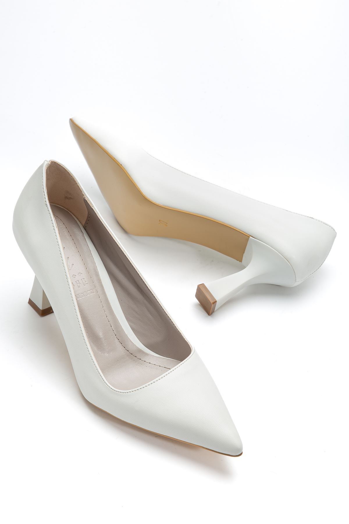 Kadın Beyaz Cilt Sivri Burun İnce Topuklu Stiletto 