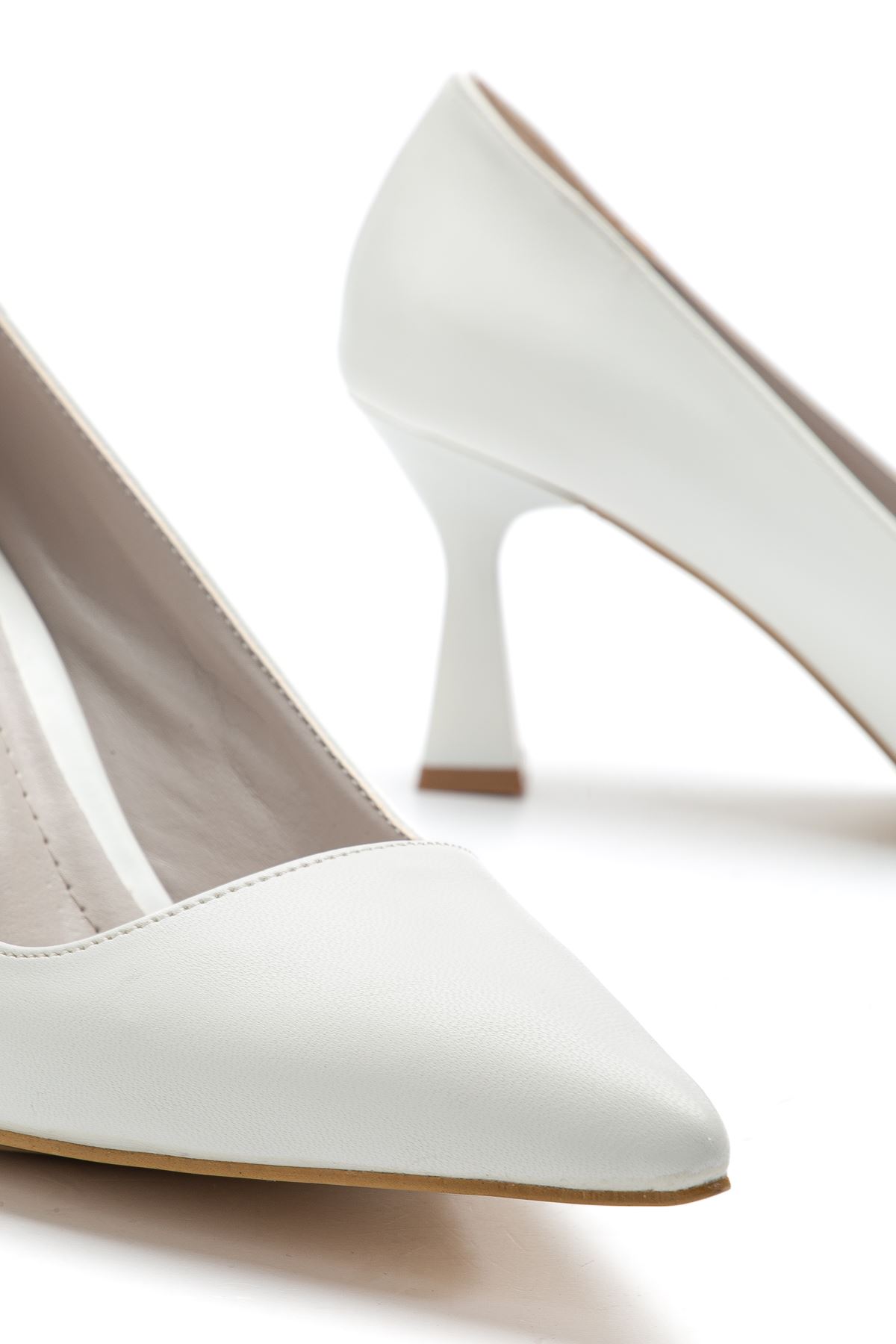 Kadın Beyaz Cilt Sivri Burun İnce Topuklu Stiletto 