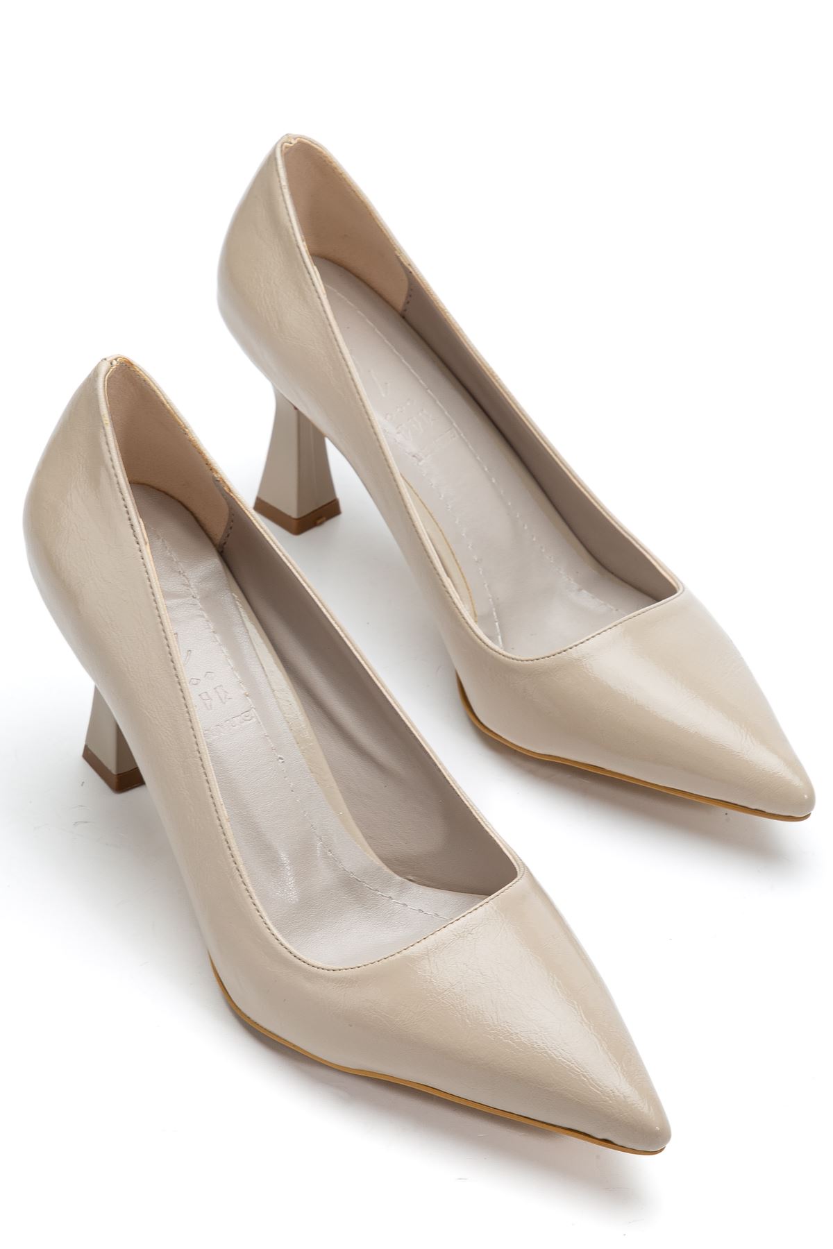 Kadın Bej Parlak Cilt Sivri Burun İnce Topuklu Stiletto  