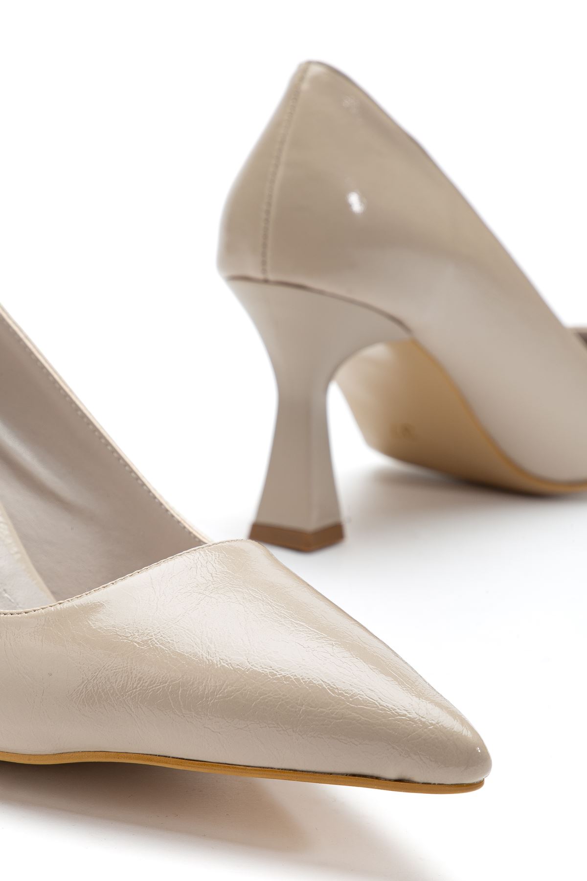 Kadın Bej Parlak Cilt Sivri Burun İnce Topuklu Stiletto  