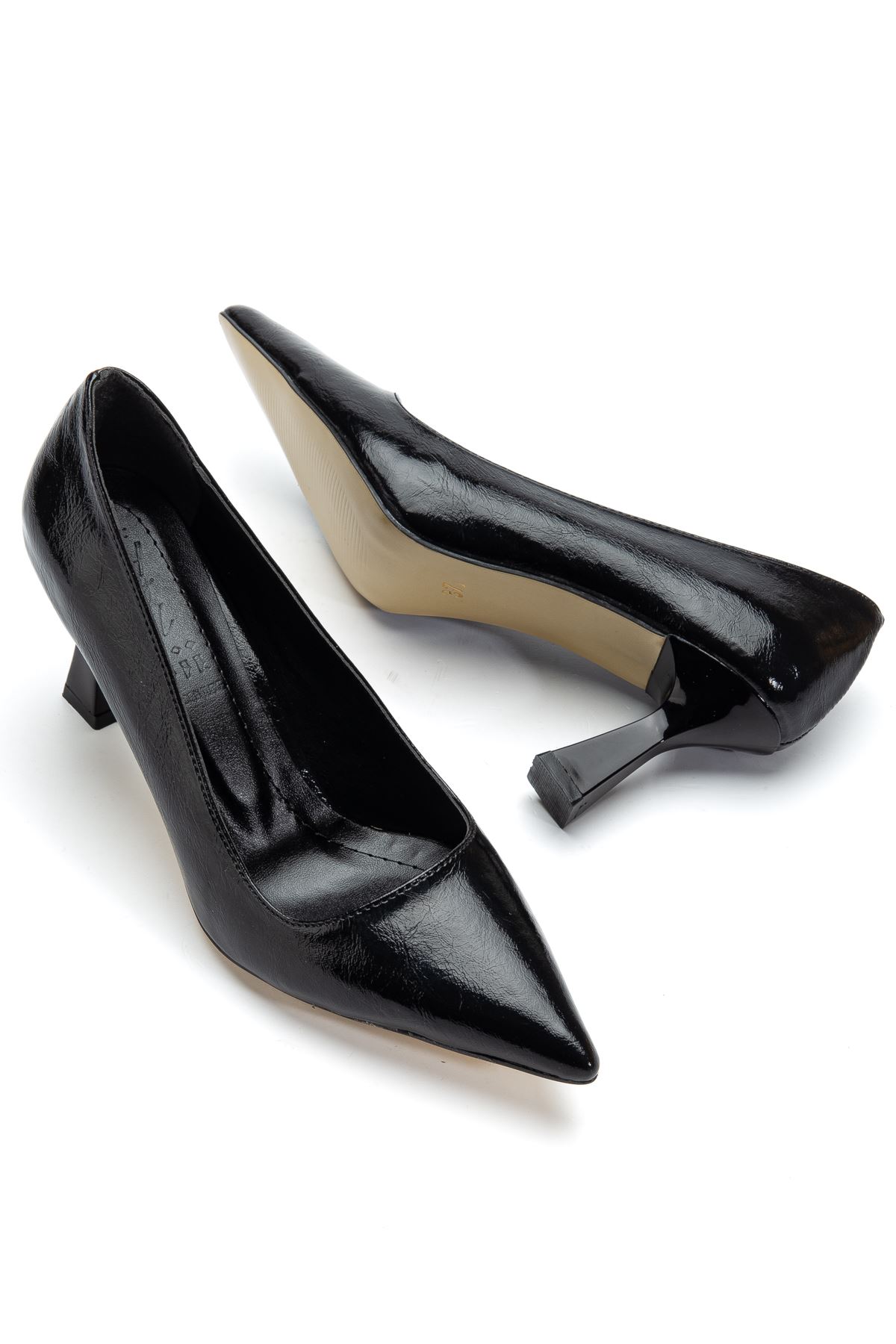 Kadın Siyah Parlak Cilt Sivri Burun İnce Topuklu Stiletto 