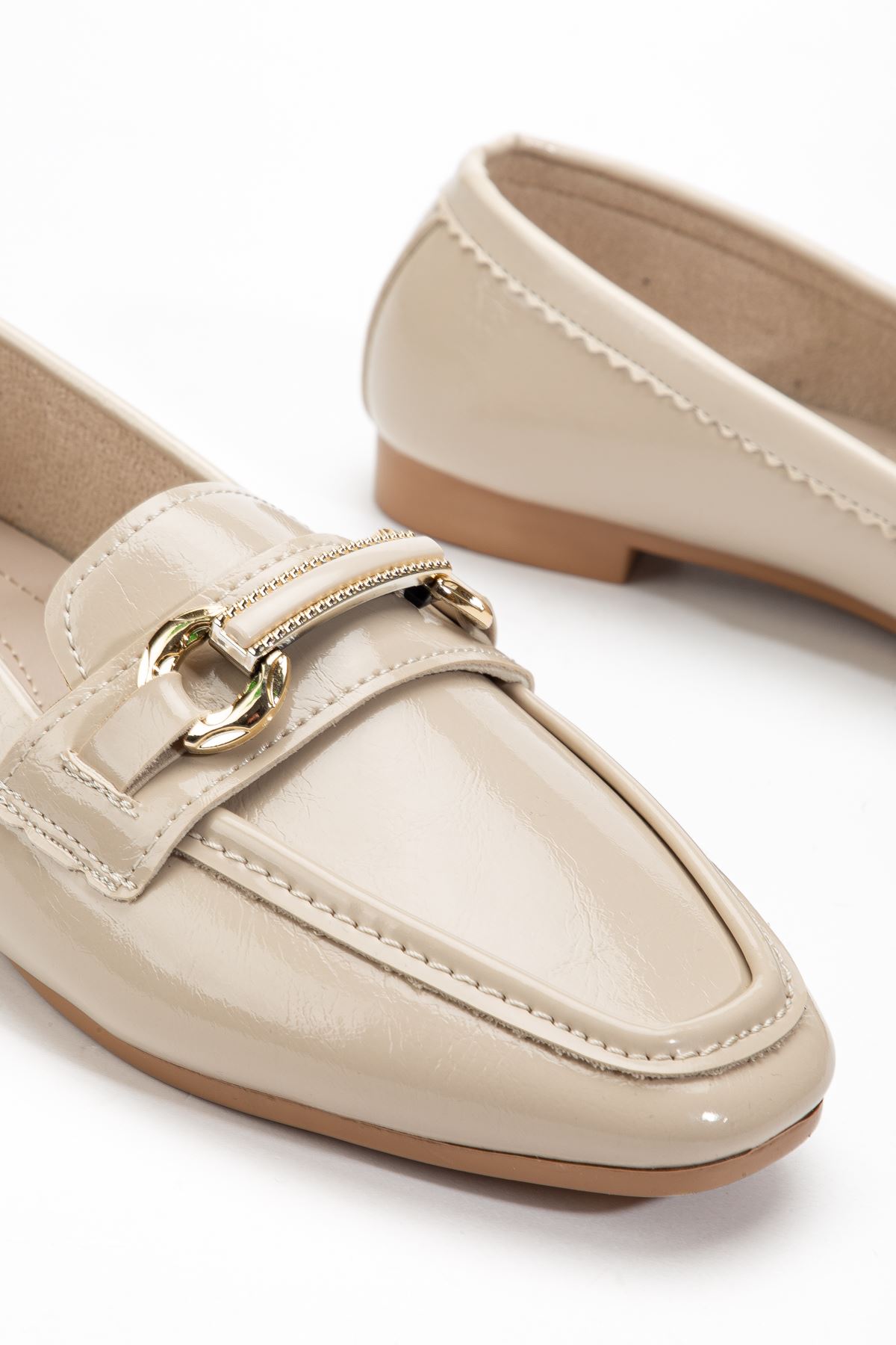 Kadın Bej Parlak Cilt Toka Detaylı Hafif Ortopedik Babet  