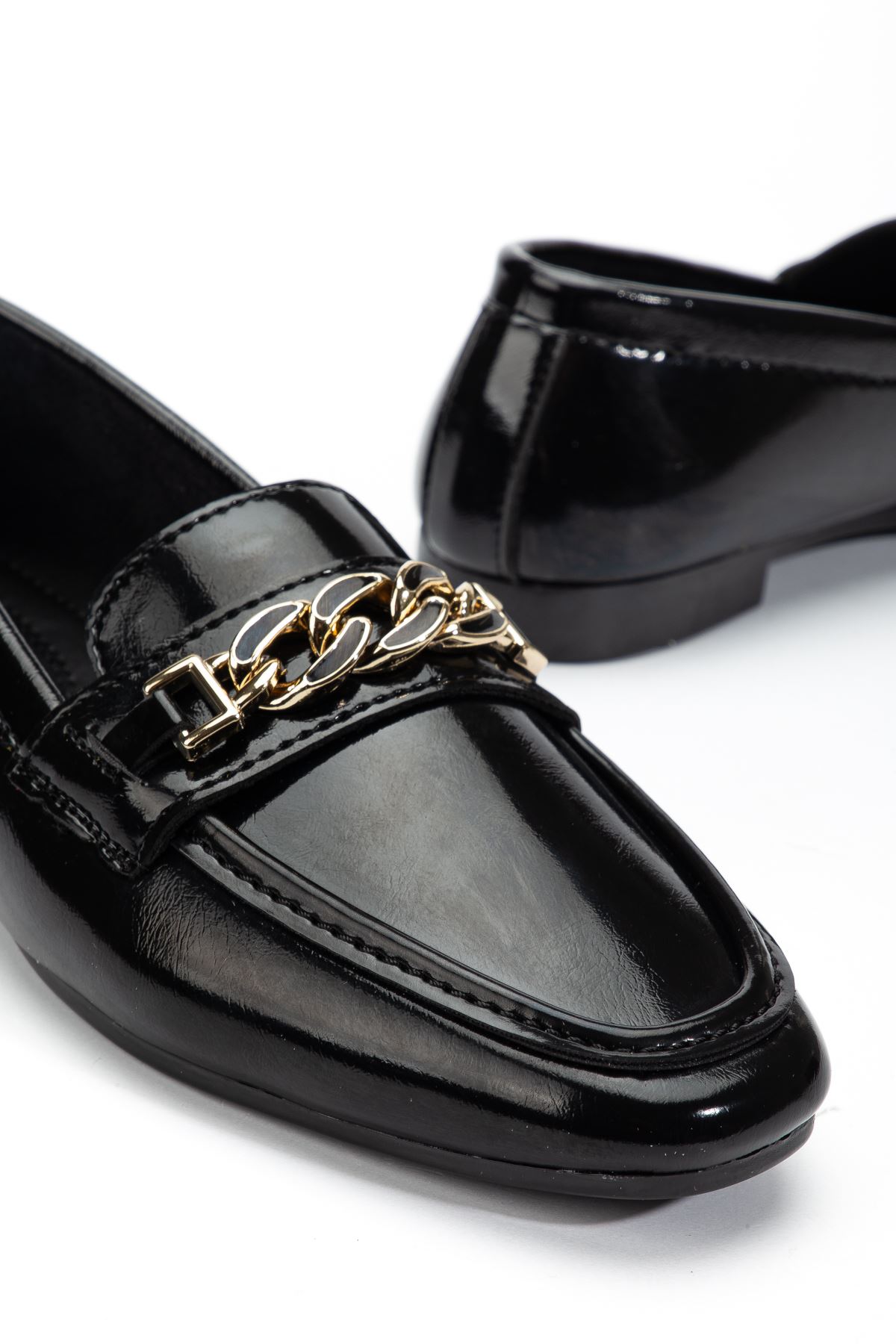 Kadın Siyah Parlak Cilt Tokalı Babet   