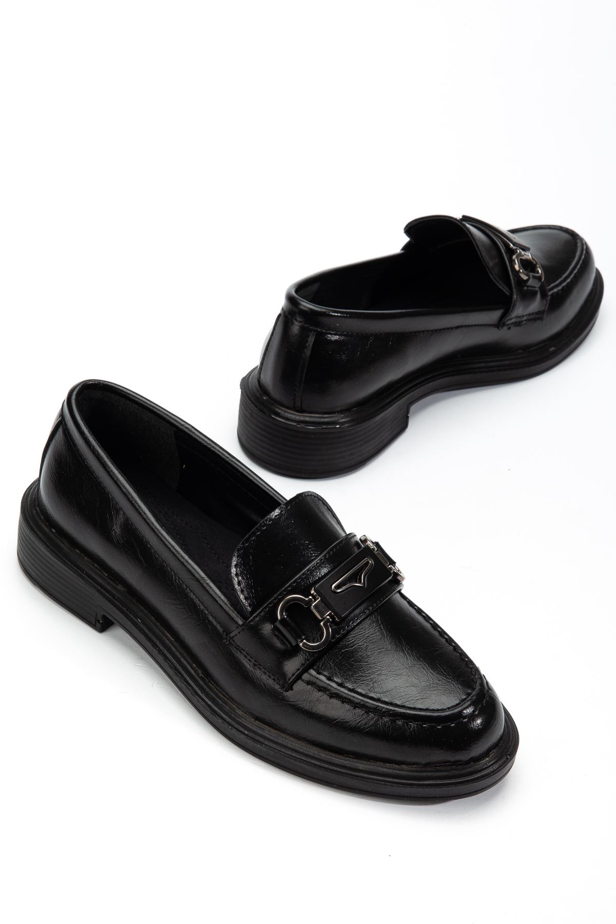 Kadın Siyah Rugan Tokalı Loafer Ayakkabı  