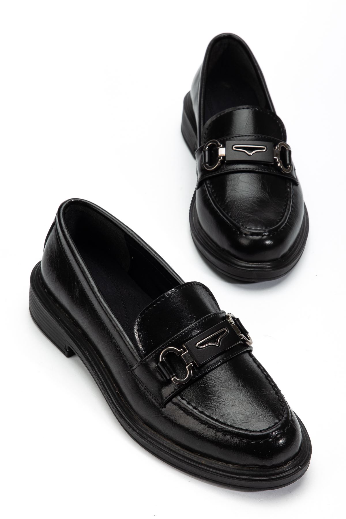 Kadın Siyah Rugan Tokalı Loafer Ayakkabı  