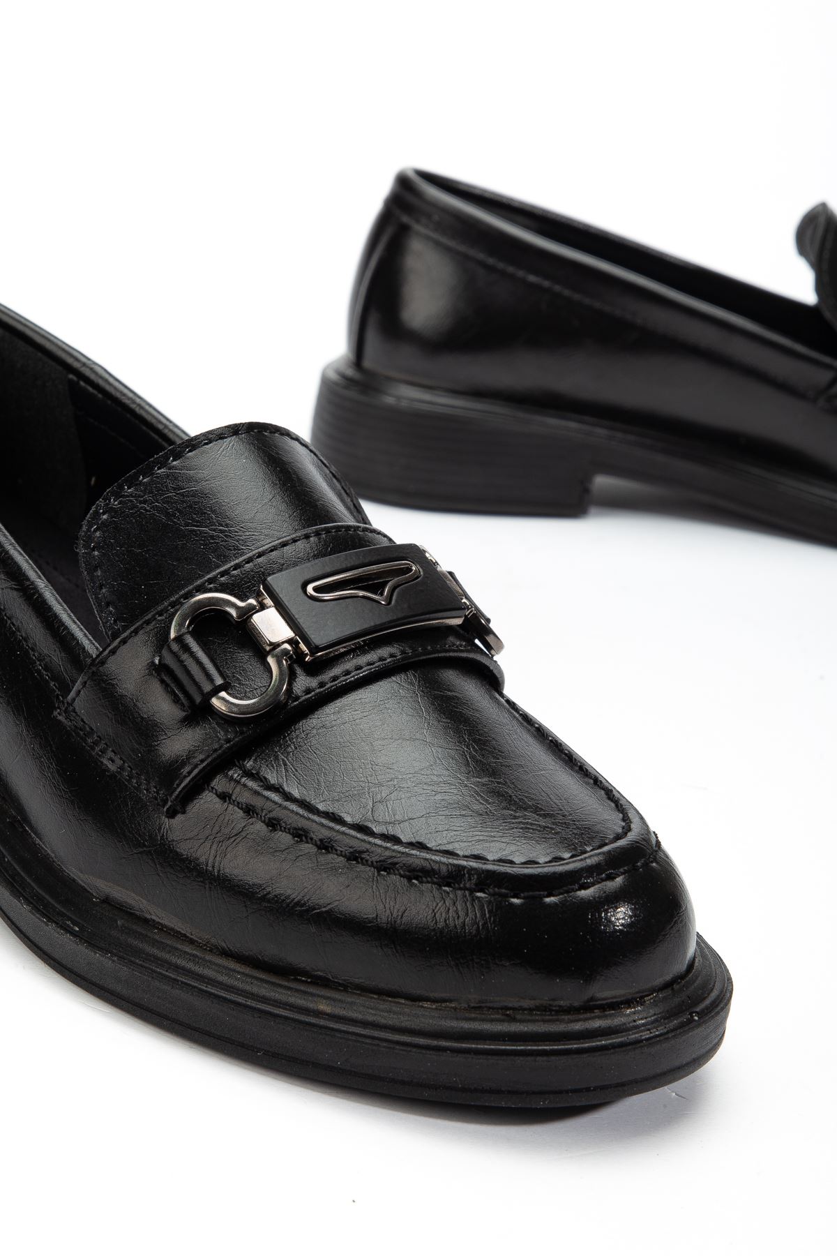 Kadın Siyah Rugan Tokalı Loafer Ayakkabı  