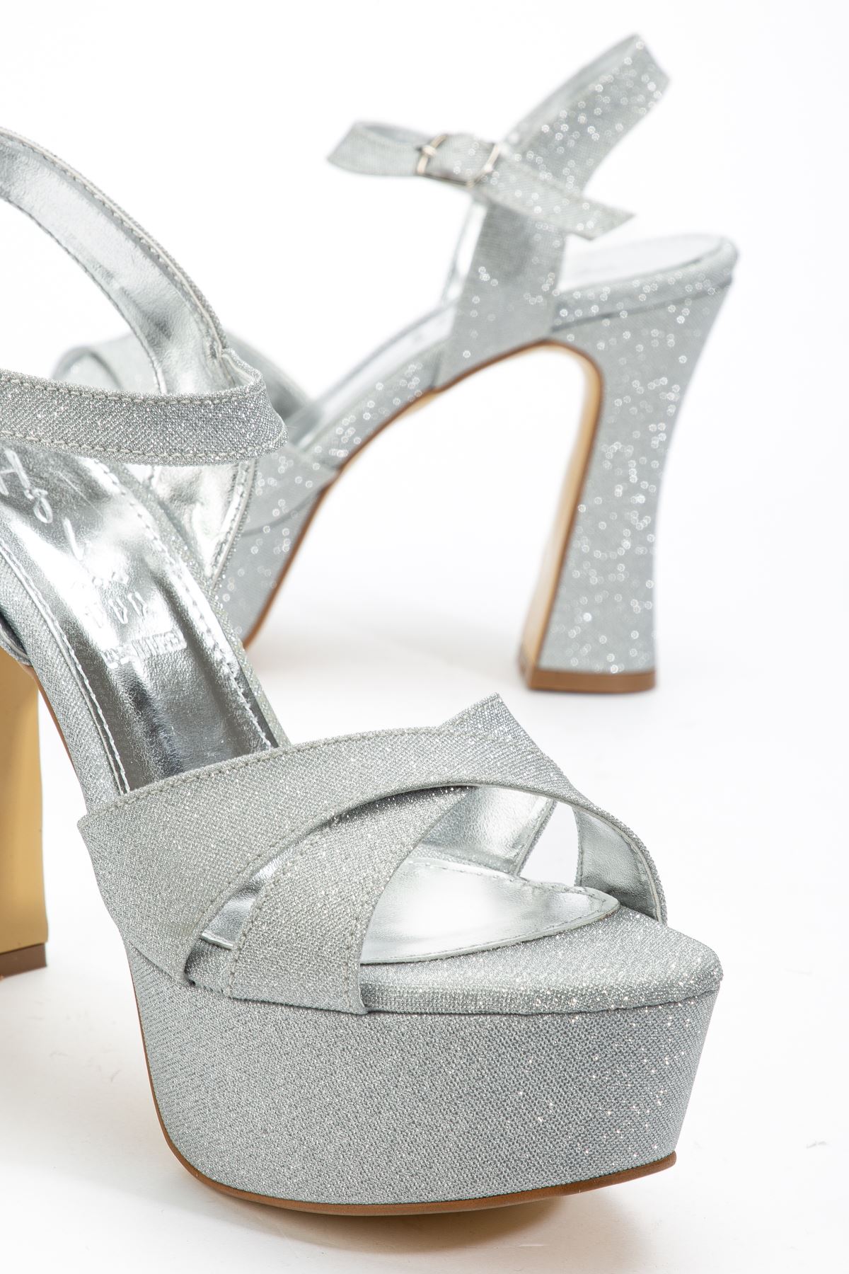 Kadın Gümüş Simli Arka Açık Platform Topuklu Abiye Ayakkabı 