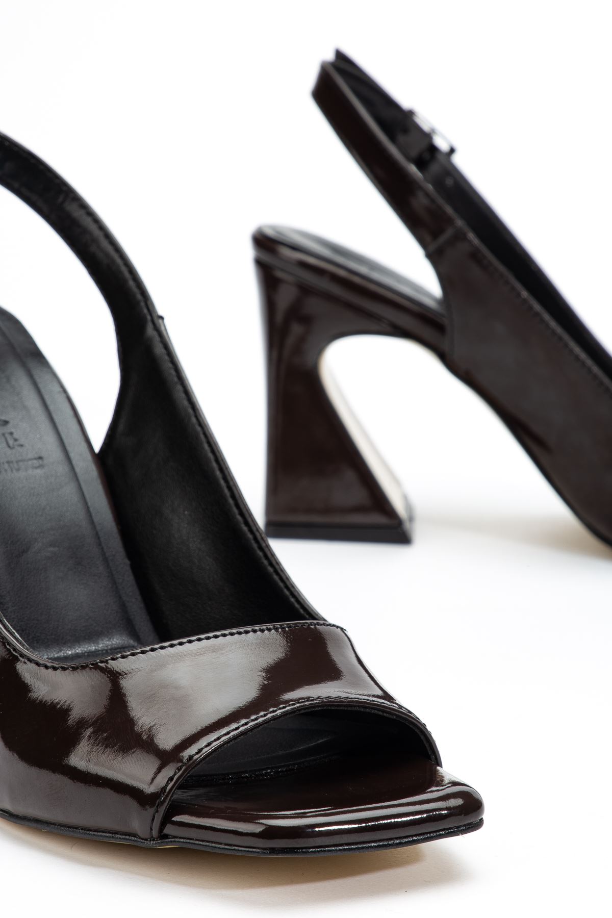 Kadın Acı Kahve Rugan Özel Tasarım Ökçe Klasik Topuklu Ayakkabı