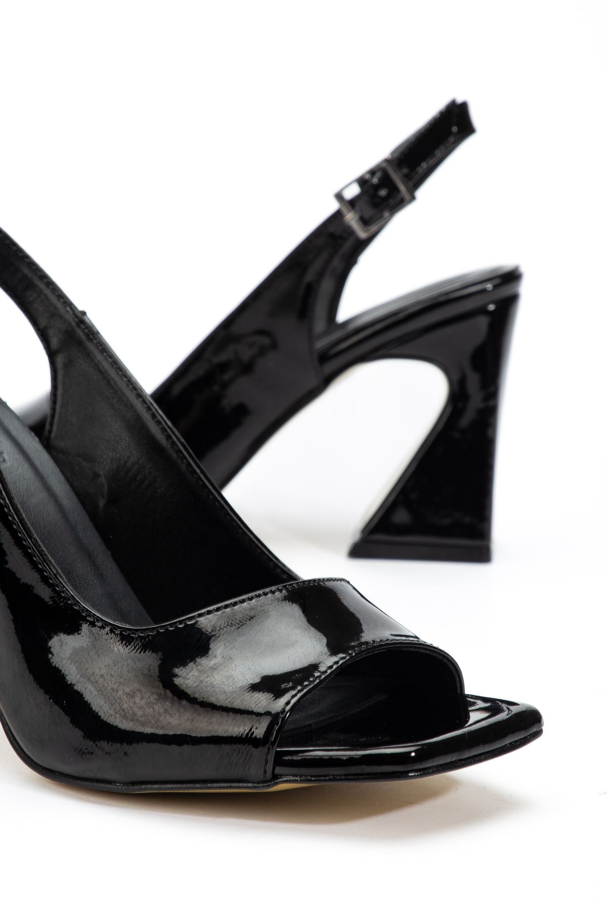 Kadın Siyah Rugan Özel Tasarım Ökçe Klasik Topuklu Ayakkabı 