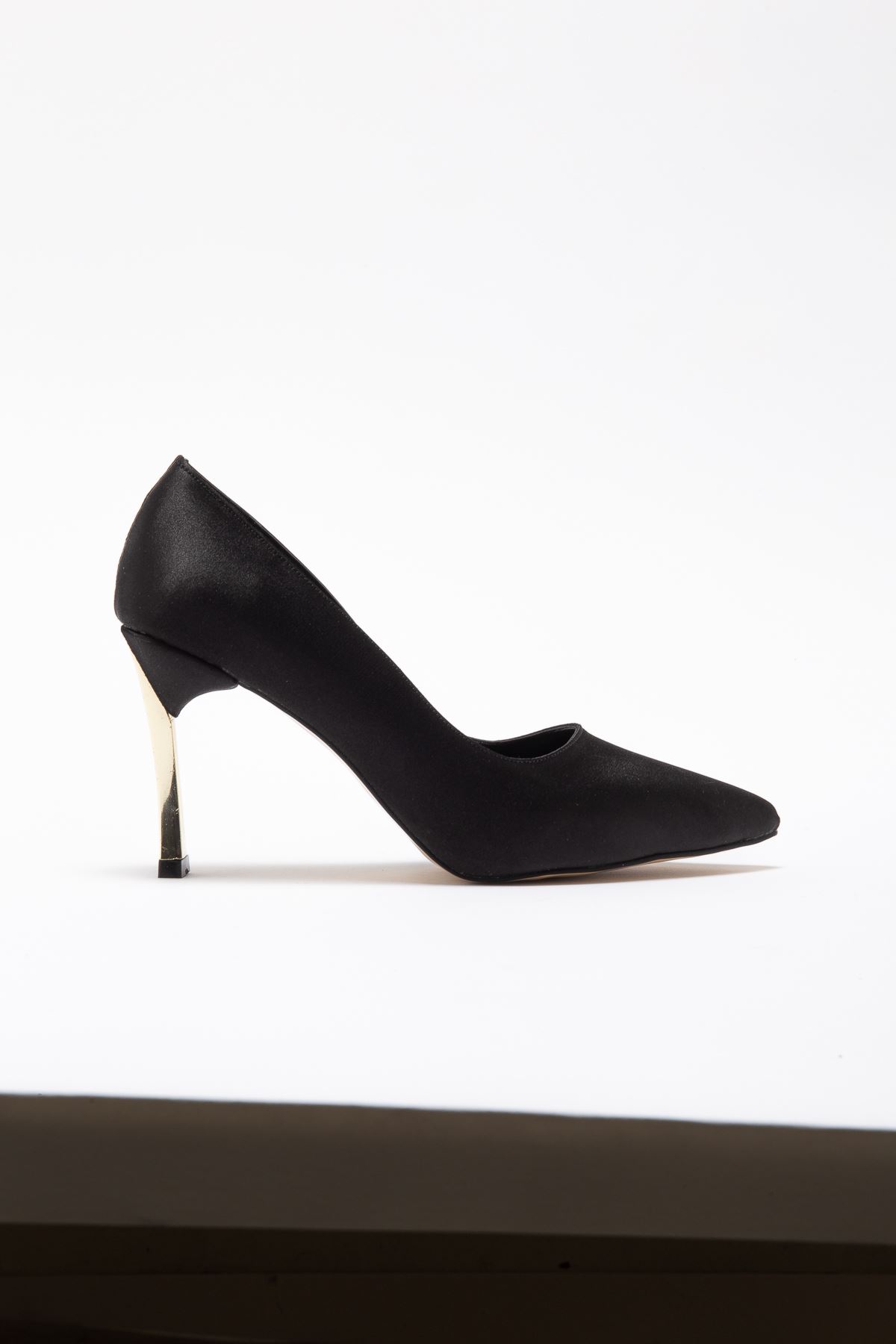 Kadın Siyah Saten Gold Ökçe Sivri Burun İnce Topuklu Stiletto