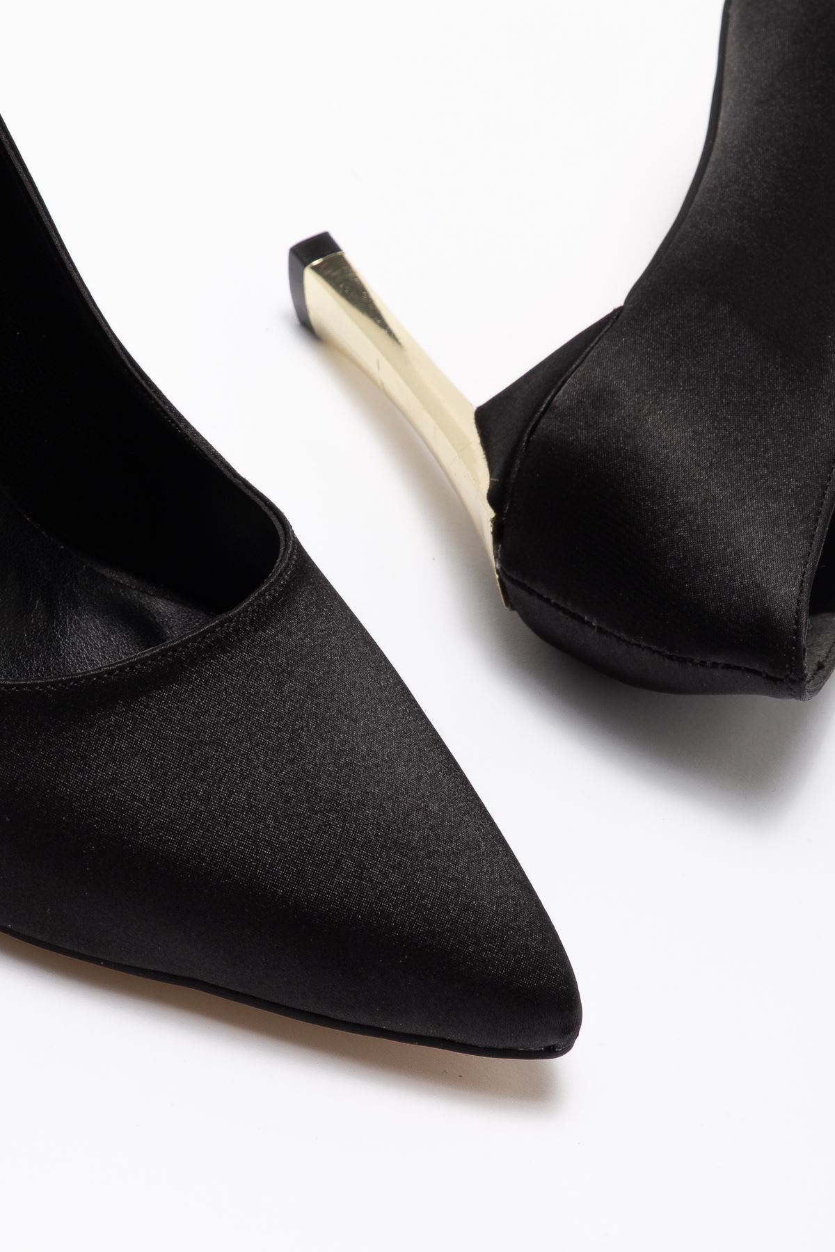 Kadın Siyah Saten Gold Ökçe Sivri Burun İnce Topuklu Stiletto