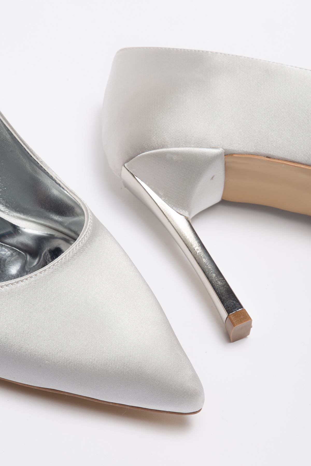 Kadın Gümüş Saten Gold Ökçe Sivri Burun İnce Topuklu Stiletto