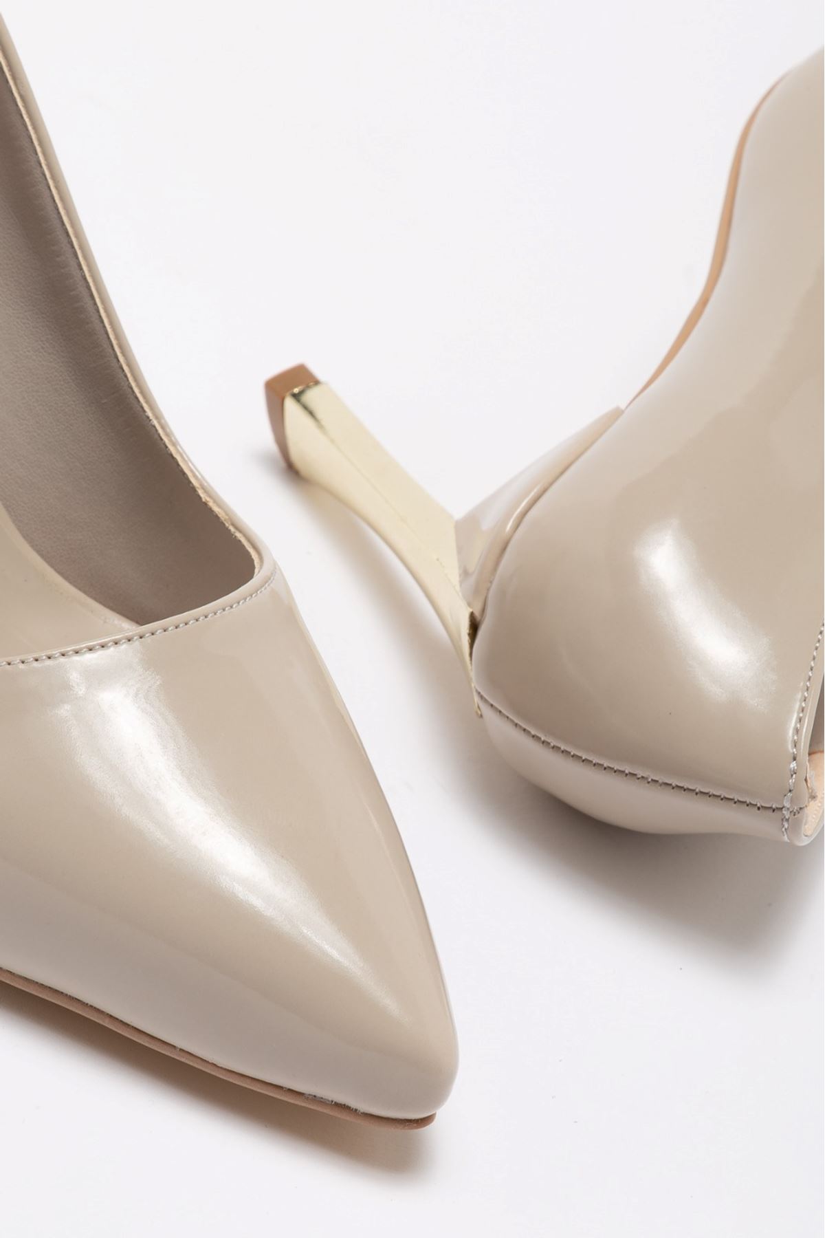 Kadın Bej Rugan Gold Ökçe Sivri Burun İnce Topuklu Stiletto