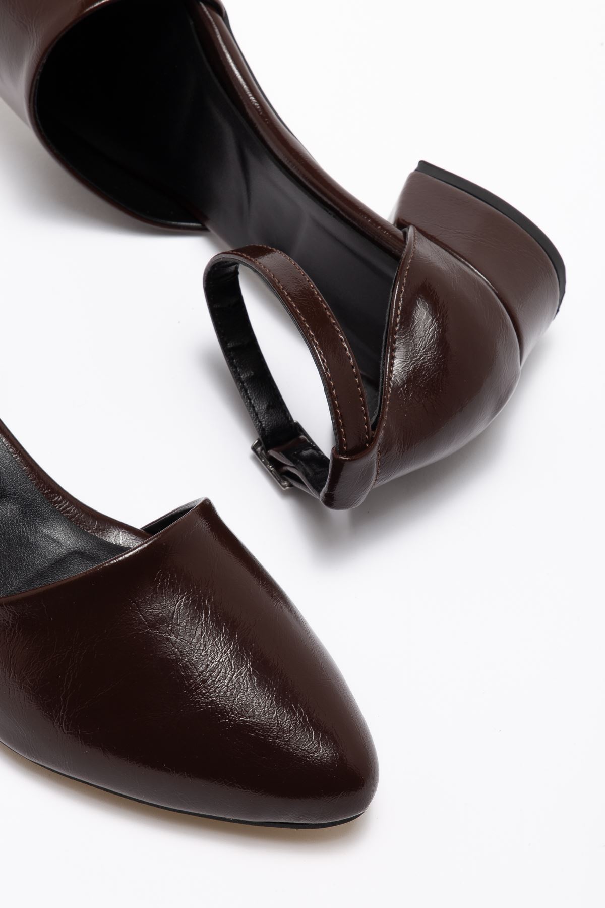 Dary Acı Kahve Parlak Cilt Detaylı Topuklu Ayakkabı  