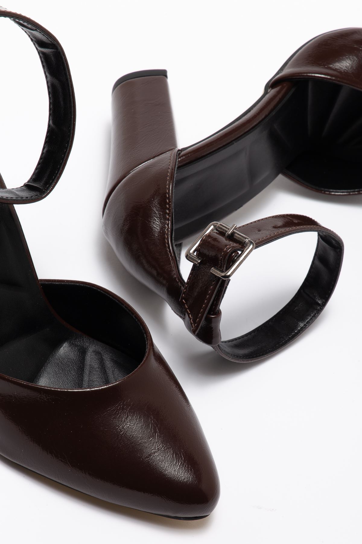 Lole Acı Kahve Parlak Detaylı Topuklu Ayakkabı