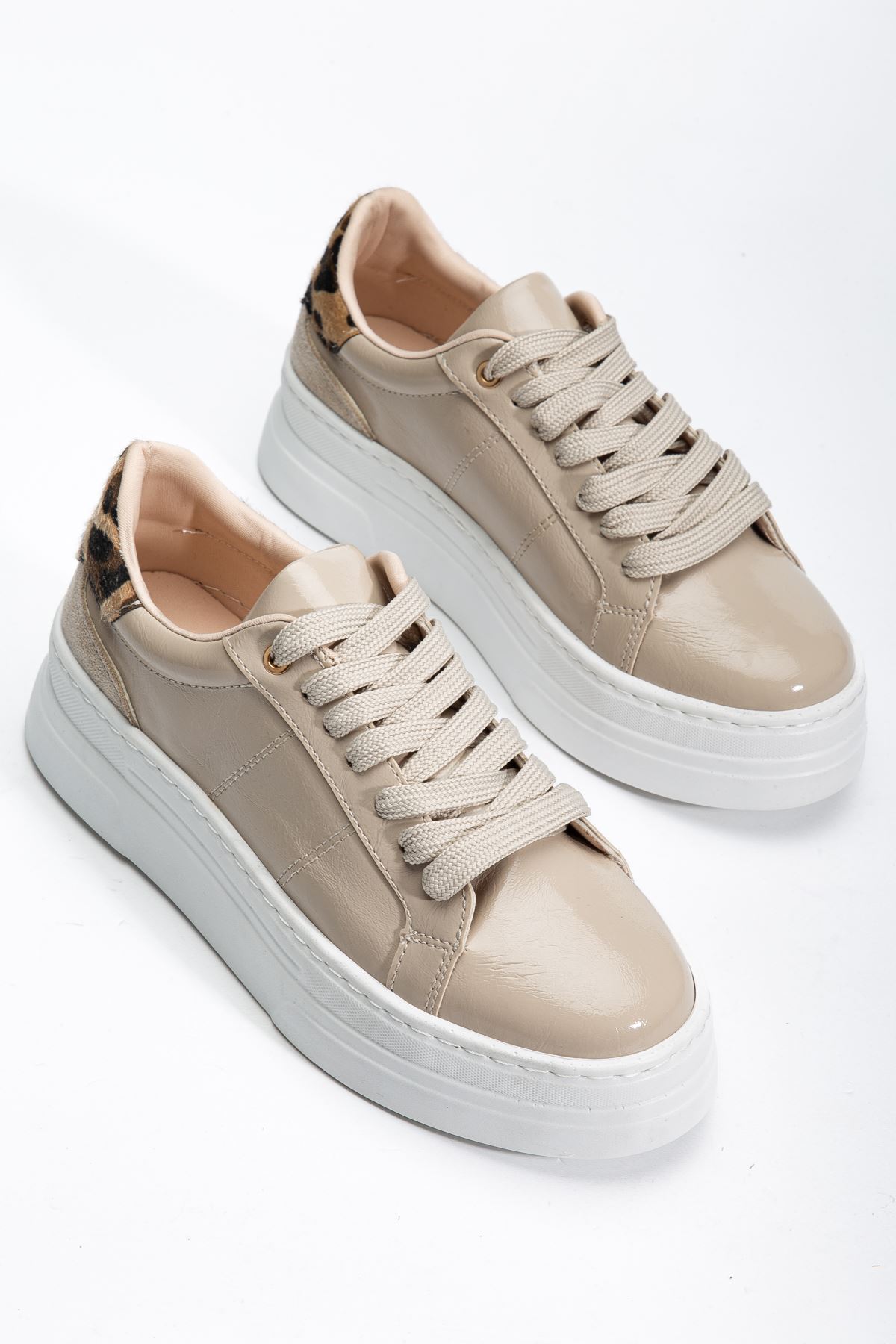 Kadın Bej Rugan Poli Taban Leopar Desenli Bağcıklı Yüksek Spor Ayakkabı