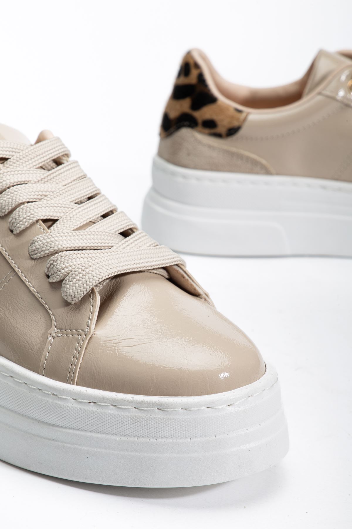 Kadın Bej Rugan Poli Taban Leopar Desenli Bağcıklı Yüksek Spor Ayakkabı