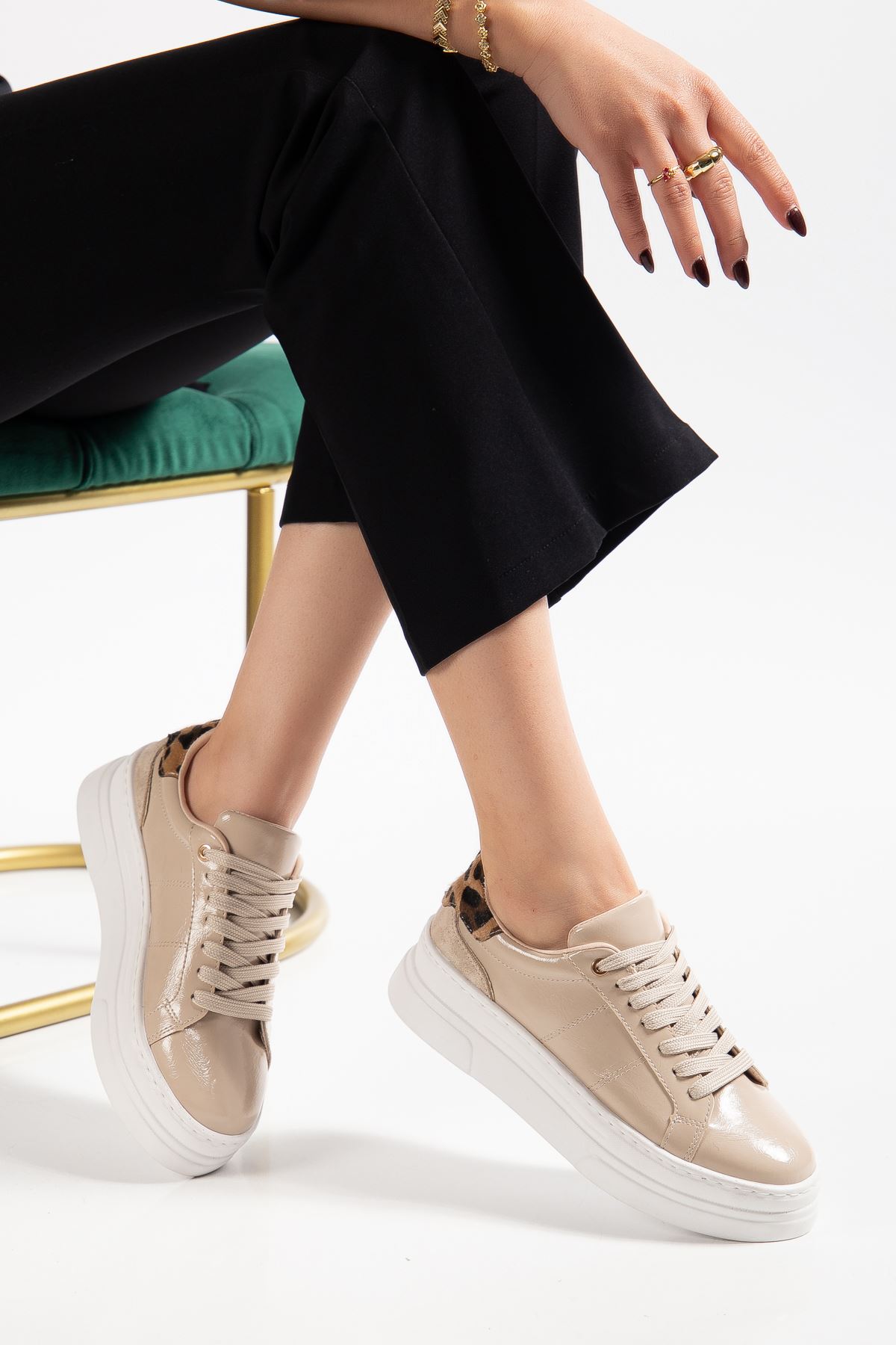 Kadın Bej Rugan Poli Taban Leopar Desenli Bağcıklı Yüksek Spor Ayakkabı