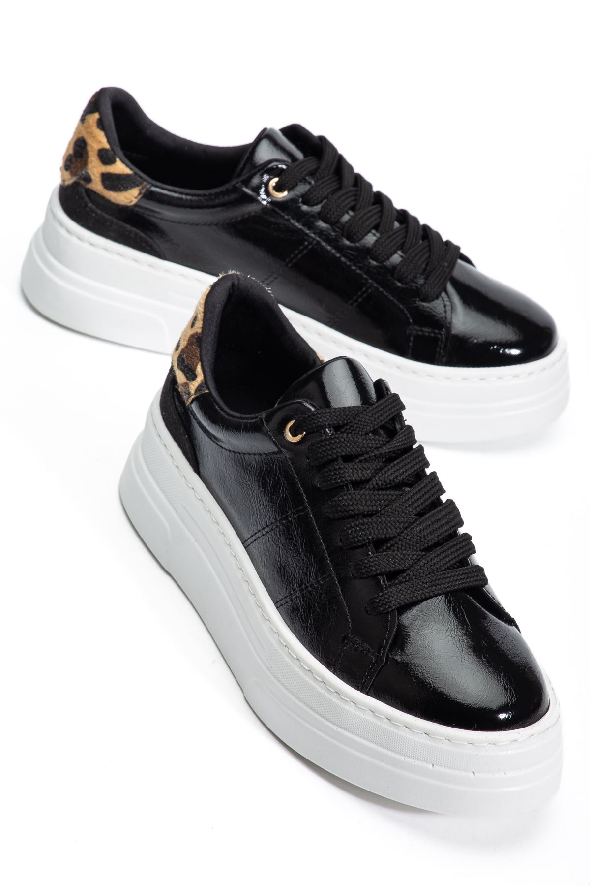 Kadın Siyah Rugan Poli Taban Leopar Desenli Bağcıklı Yüksek Spor Ayakkabı  