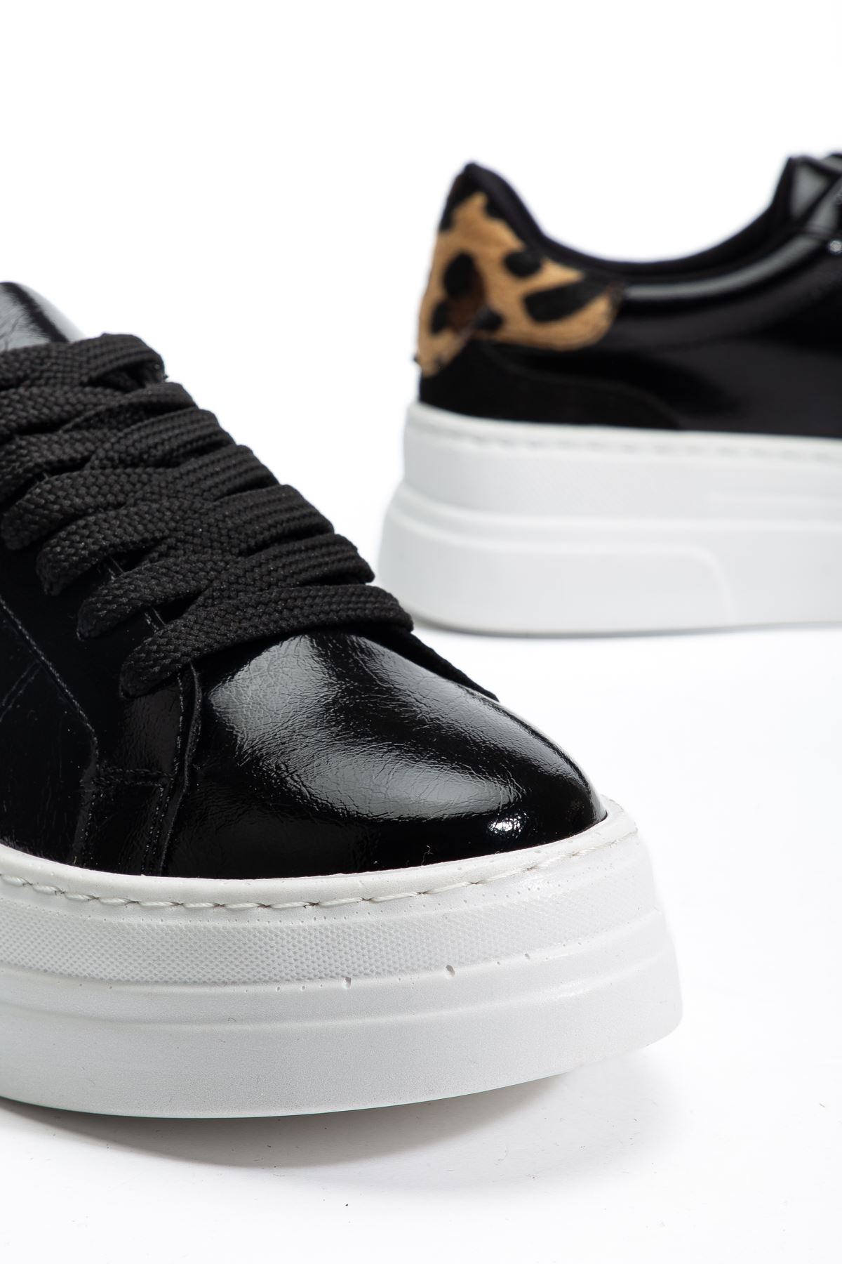 Kadın Siyah Rugan Poli Taban Leopar Desenli Bağcıklı Yüksek Spor Ayakkabı  