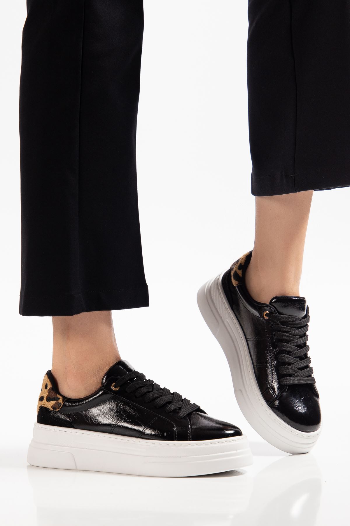 Kadın Siyah Rugan Poli Taban Leopar Desenli Bağcıklı Yüksek Spor Ayakkabı  