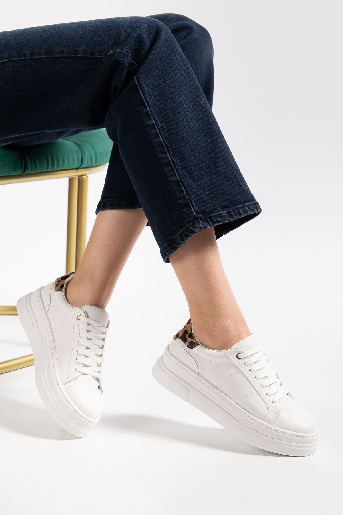 Kadın Beyaz Rugan Poli Taban Leopar Desenli Bağcıklı Yüksek Spor Ayakkabı 