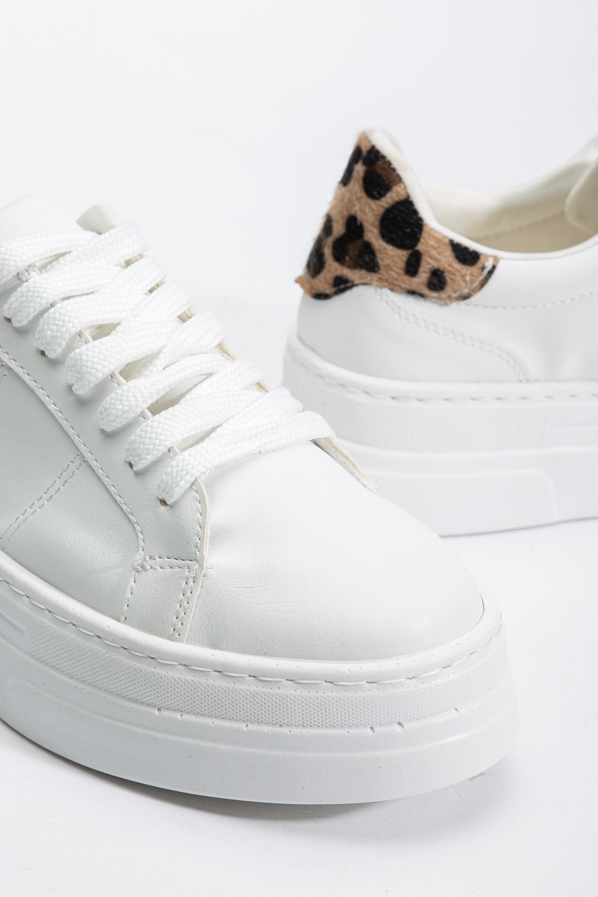 Kadın Beyaz Rugan Poli Taban Leopar Desenli Bağcıklı Yüksek Spor Ayakkabı 