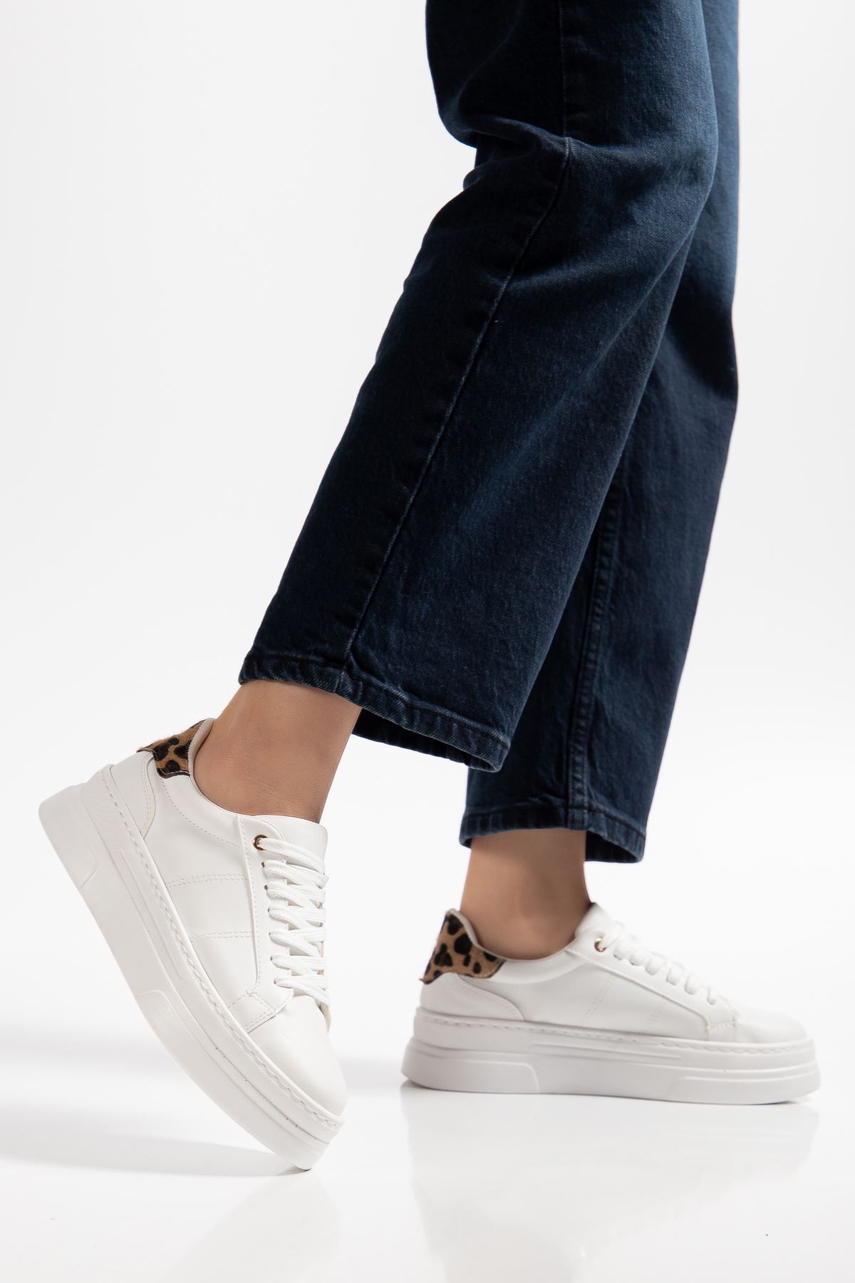 Kadın Beyaz Cilt Poli Taban Leopar Desenli Bağcıklı Yüksek Spor Ayakkabı 