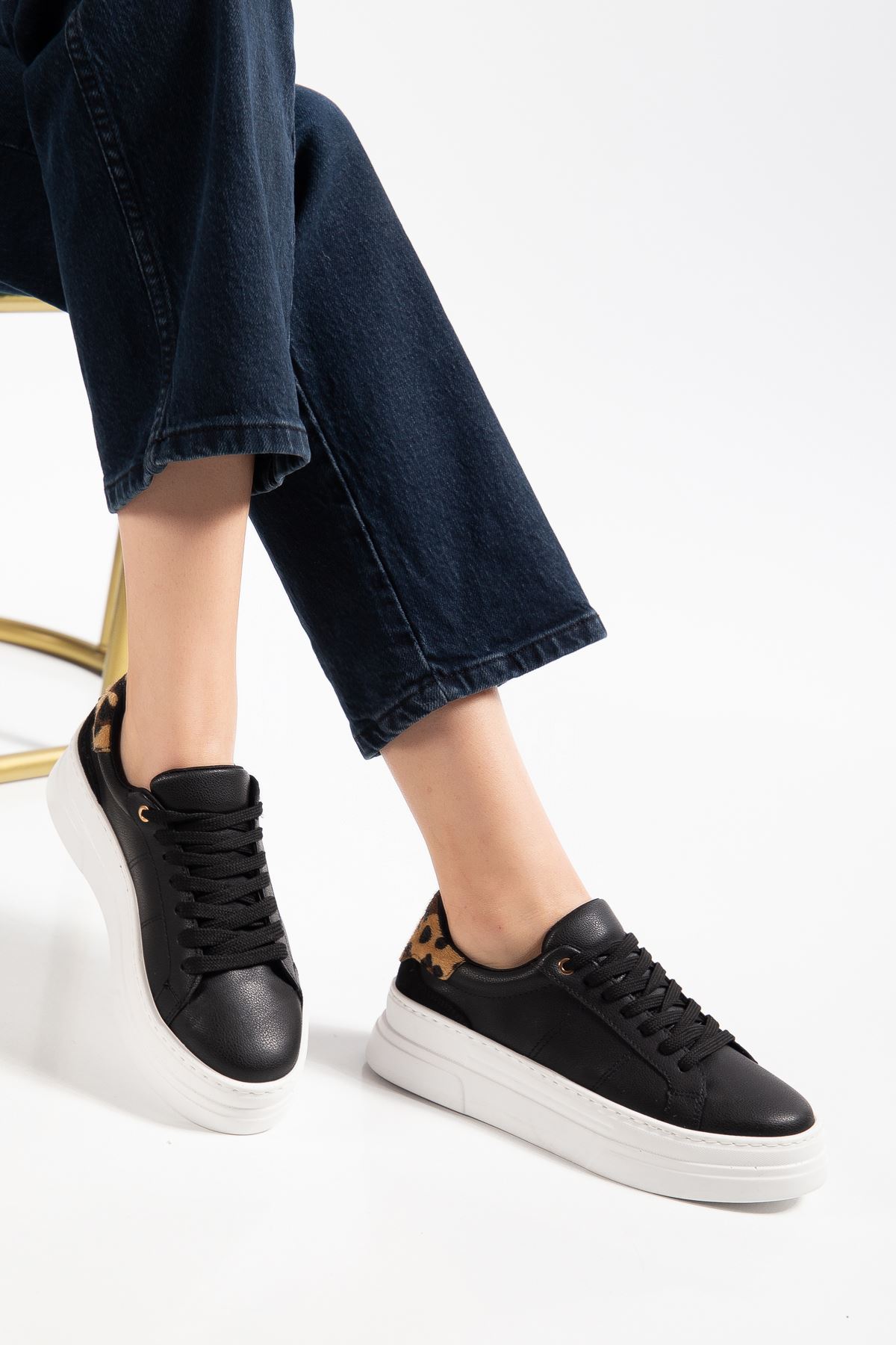 Kadın Siyah Cilt Poli Taban Leopar Desenli Bağcıklı Yüksek Spor Ayakkabı 