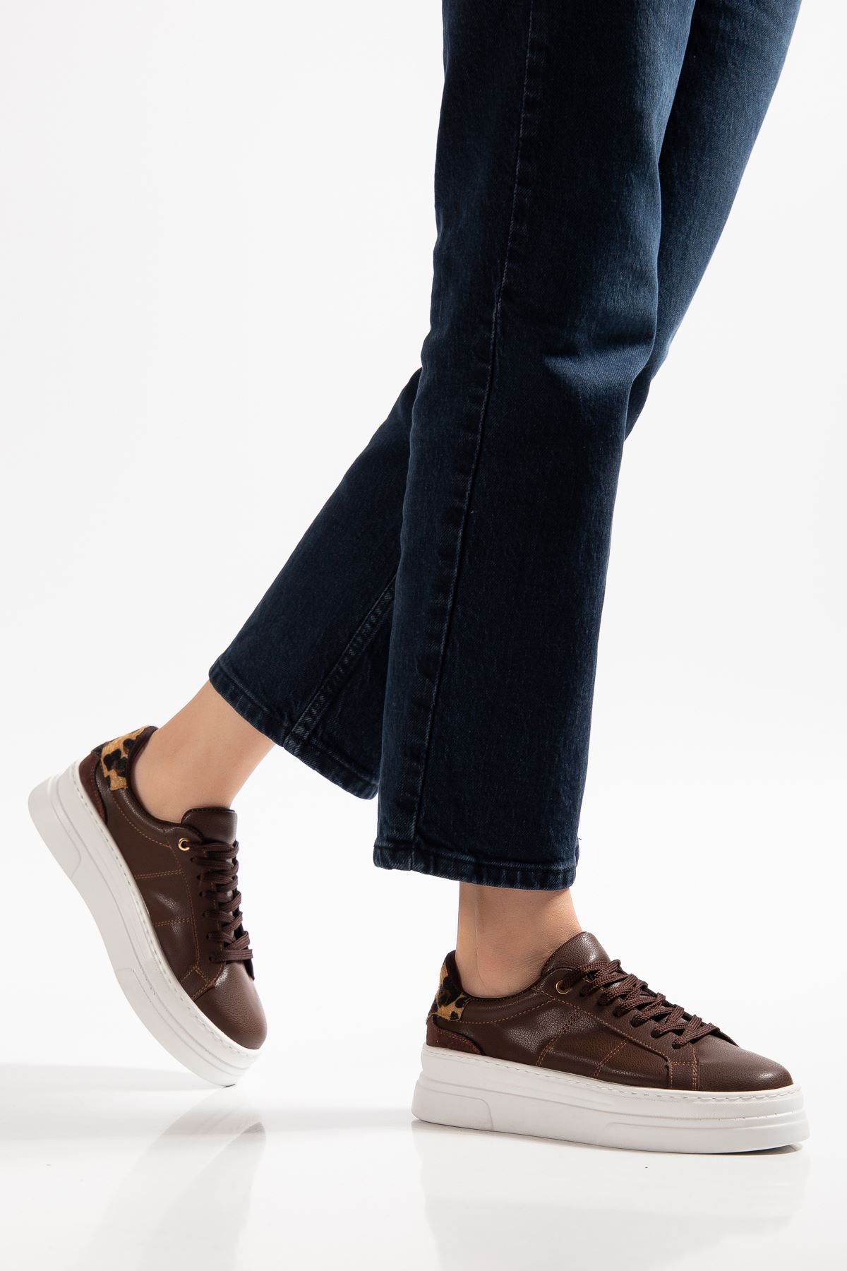 Kadın Acı Kahve Cilt Poli Taban Leopar Desenli Bağcıklı Yüksek Spor Ayakkabı 