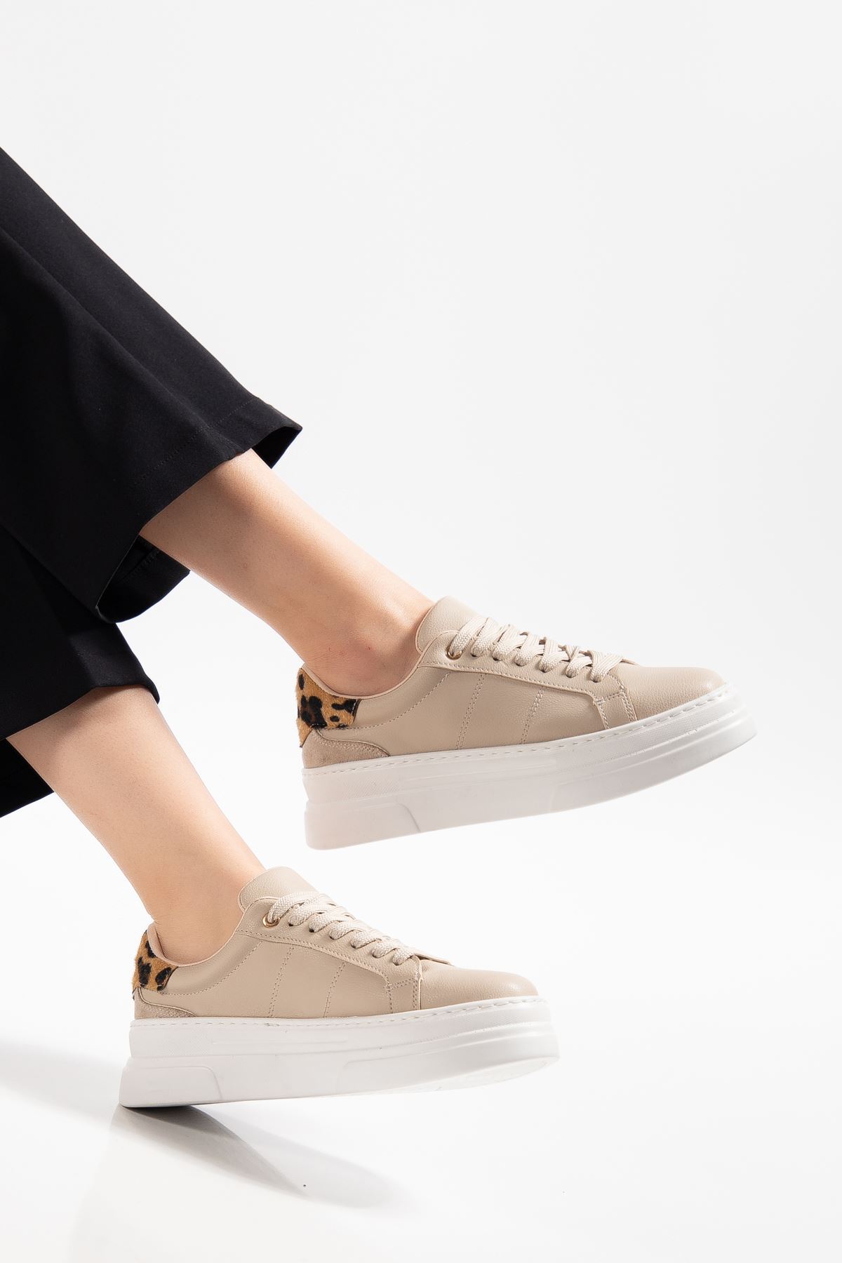 Kadın Bej Cilt Poli Taban Leopar Desenli Bağcıklı Yüksek Spor Ayakkabı