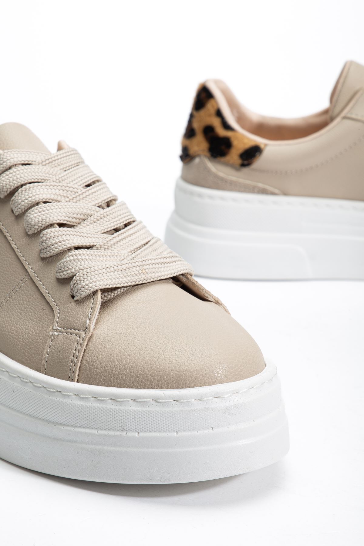 Kadın Bej Cilt Poli Taban Leopar Desenli Bağcıklı Yüksek Spor Ayakkabı