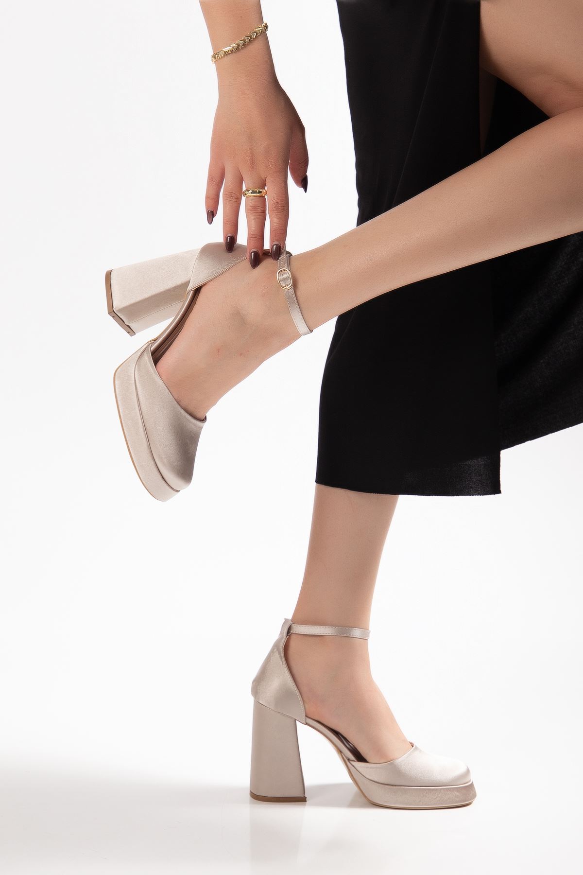 Migo Kadın Krem Saten Platformlu Kapalı Burunlu Kalın Topuklu Ayakkabı 