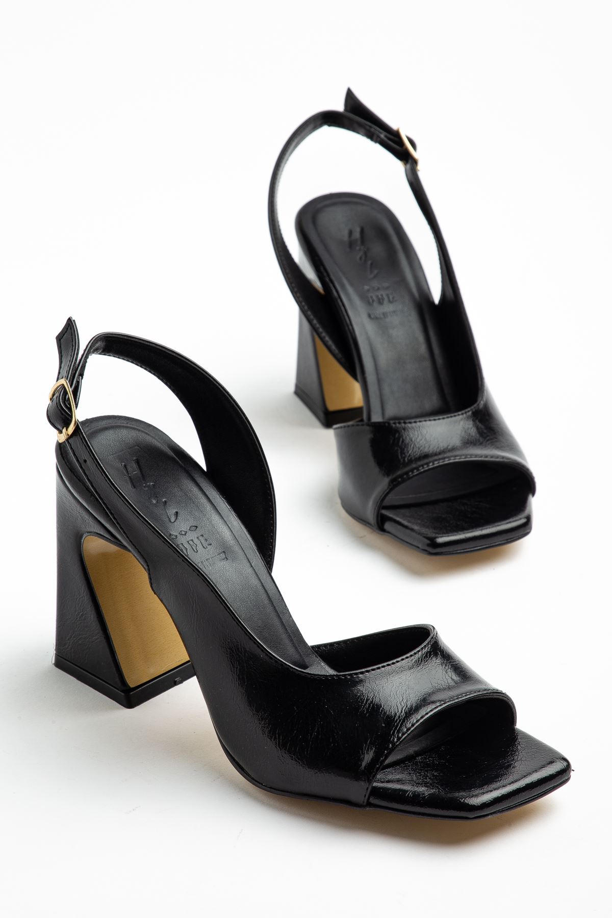 Benito Kadın Siyah Parlak Cilt Özel Tasarım Topuklu Ayakkabı  