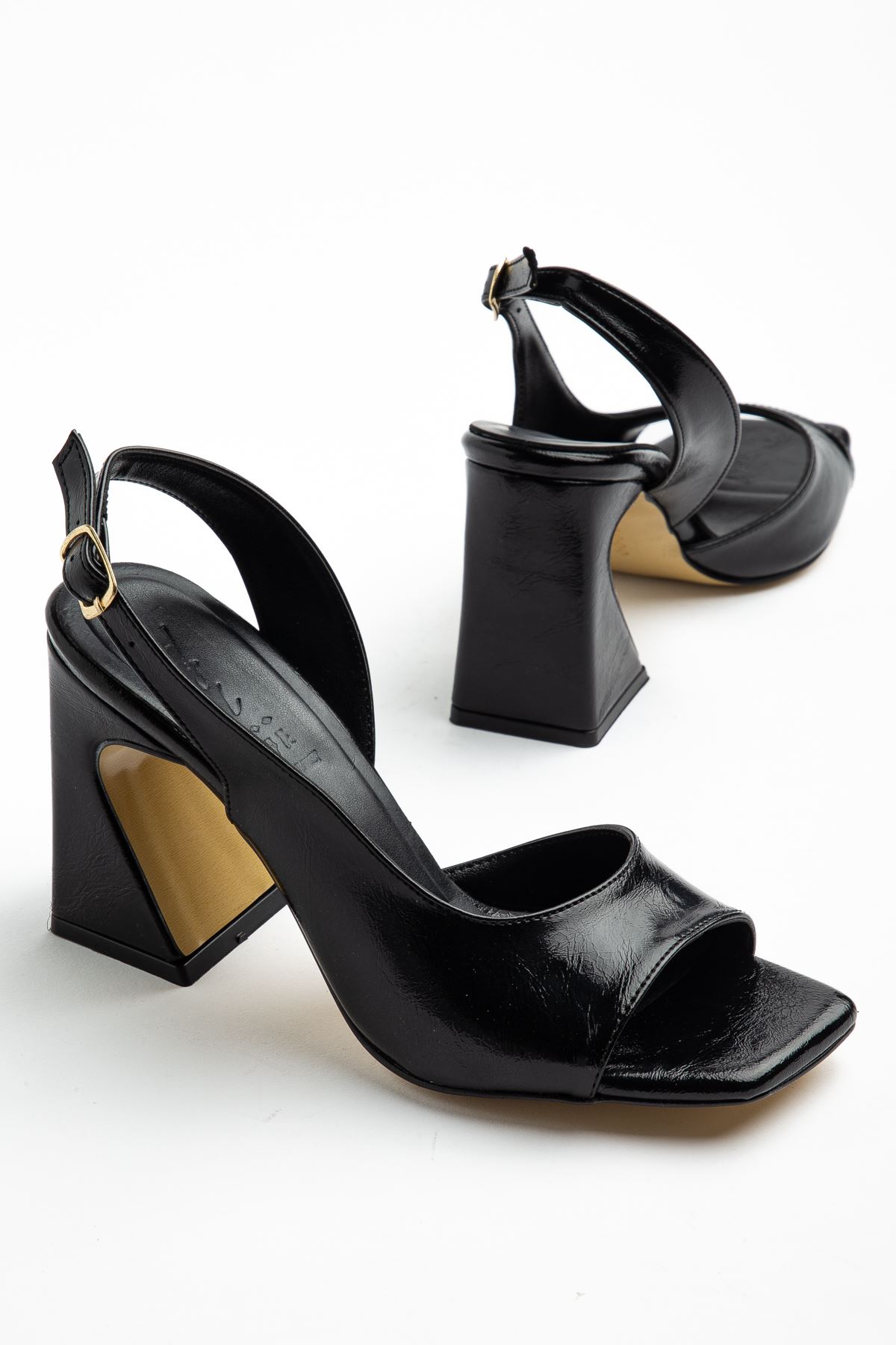 Benito Kadın Siyah Parlak Cilt Özel Tasarım Topuklu Ayakkabı  