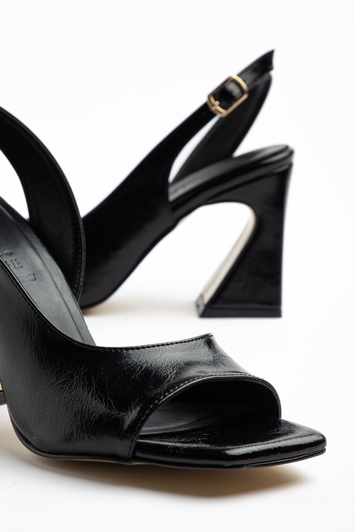 Benito Kadın Siyah Parlak Cilt Özel Tasarım Topuklu Ayakkabı  