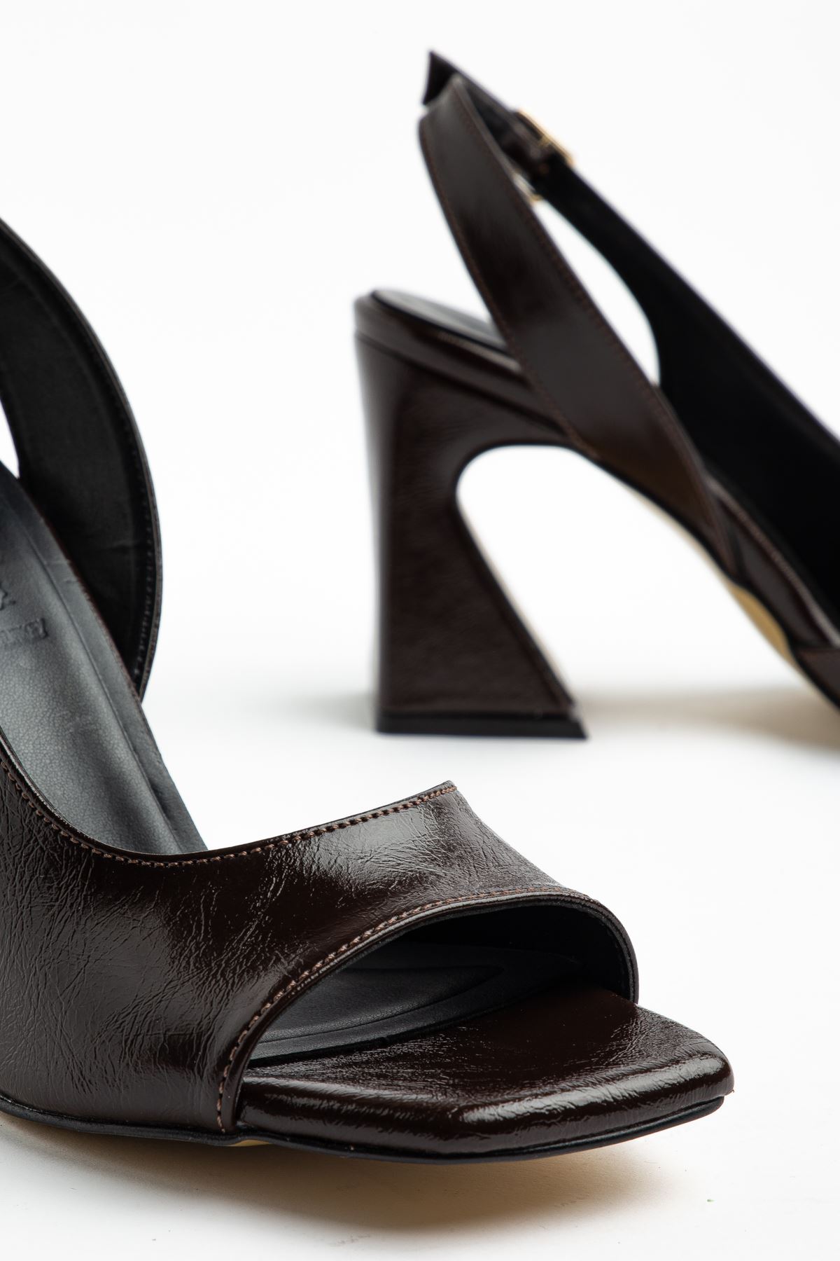 Benito Kadın Acı Kahve Parlak Cilt Özel Tasarım Topuklu Ayakkabı 