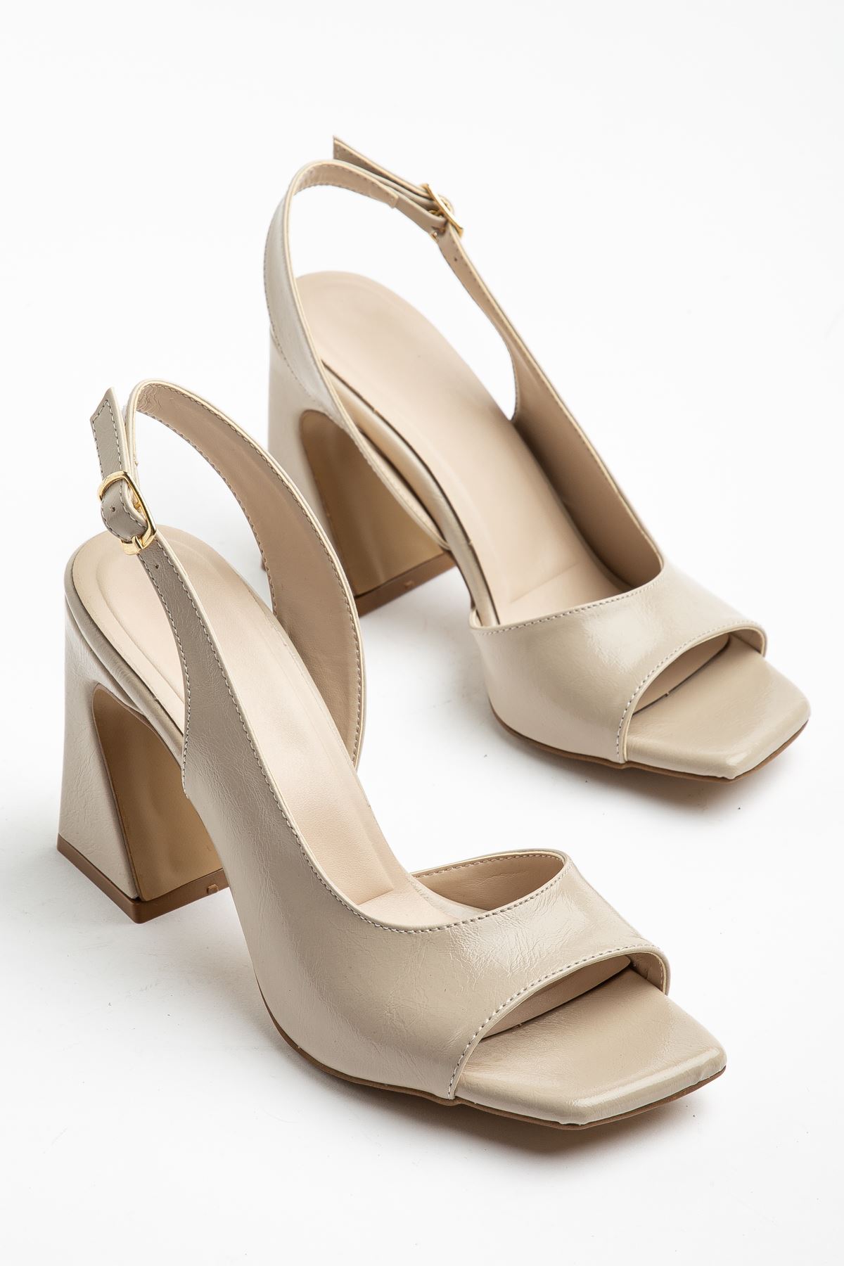 Benito Kadın Bej Parlak Cilt Özel Tasarım Topuklu Ayakkabı  