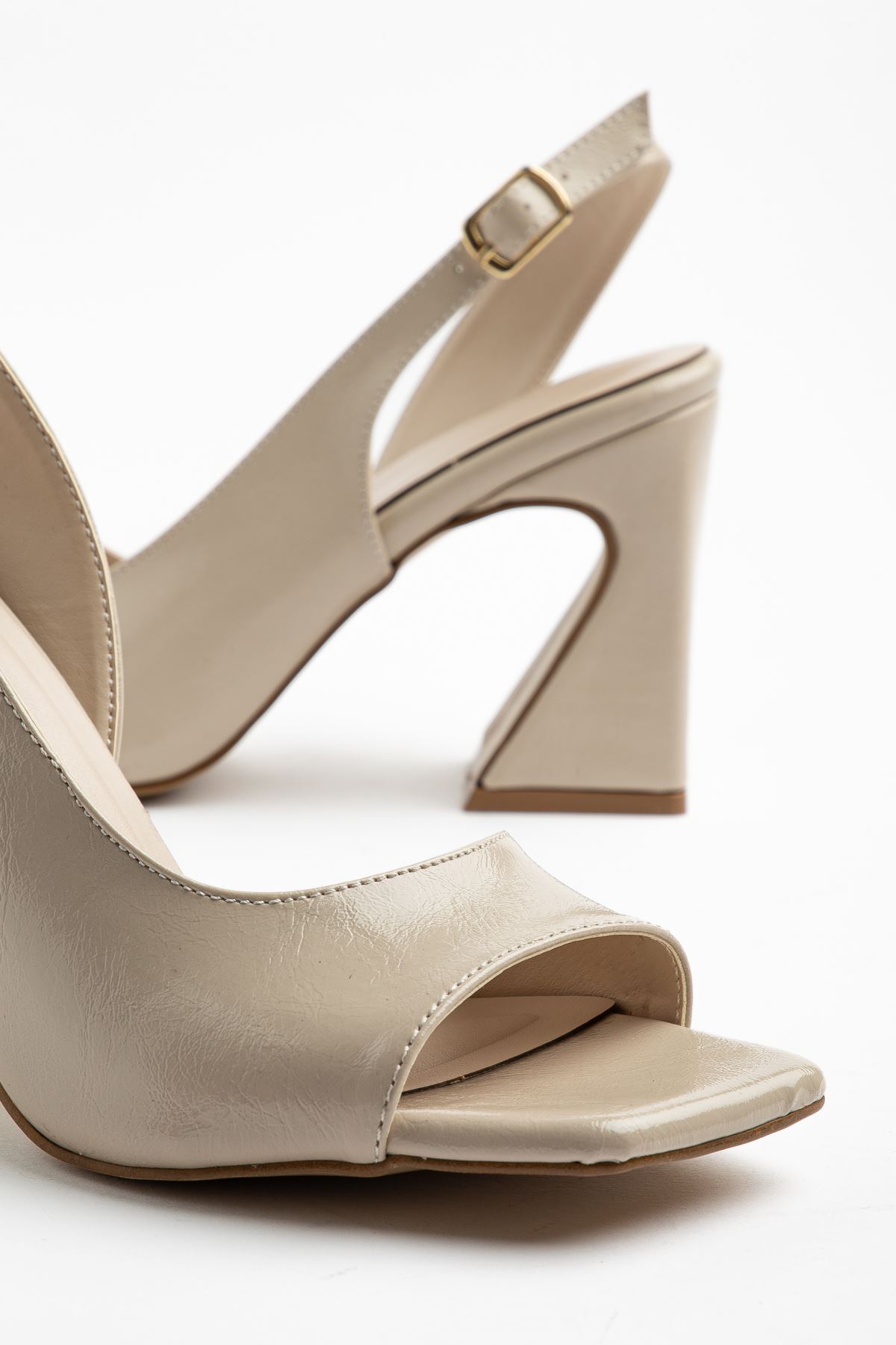 Benito Kadın Bej Parlak Cilt Özel Tasarım Topuklu Ayakkabı  